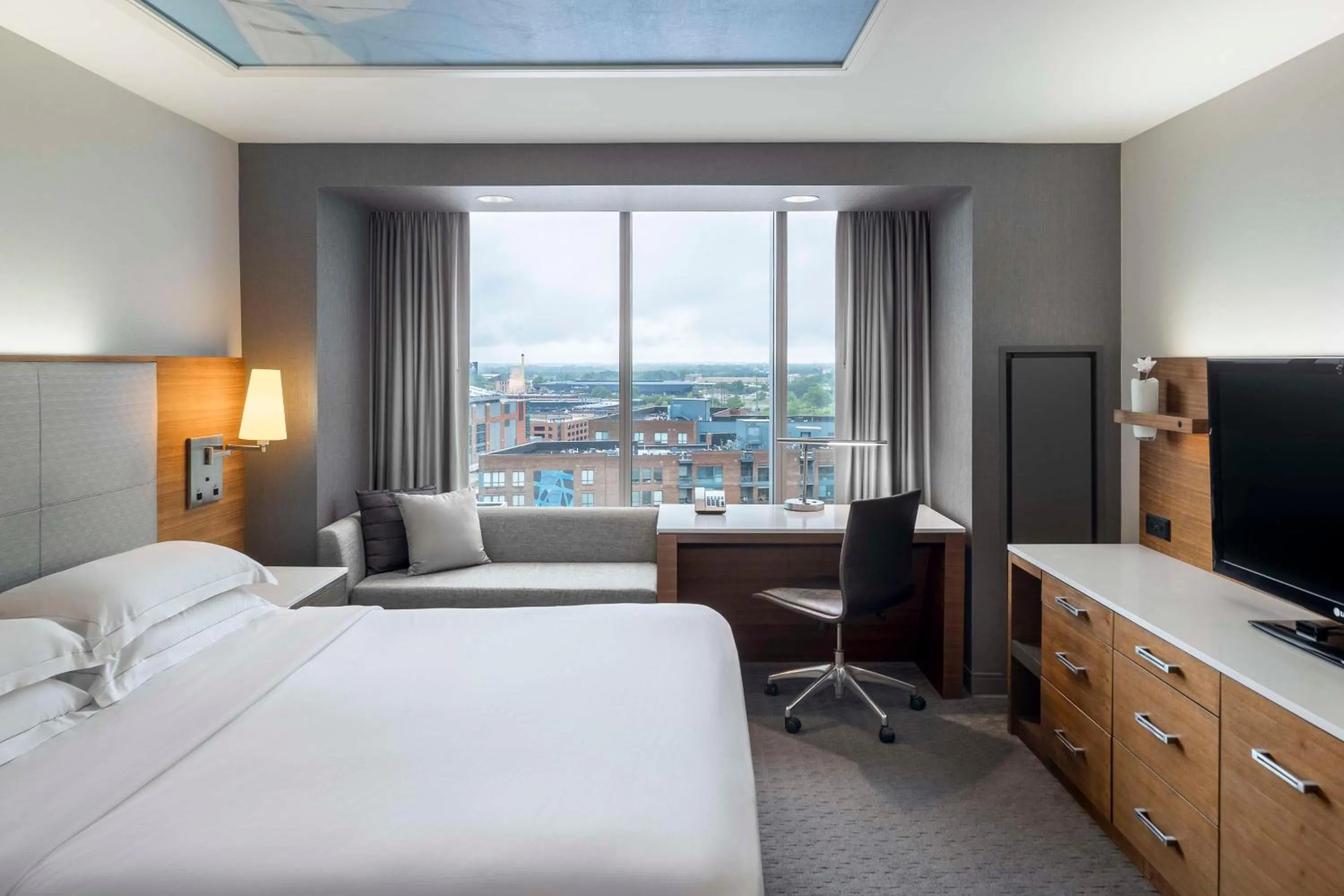 One-Bedroom King Suite with Sofa Bed in Hilton Columbus Downtown