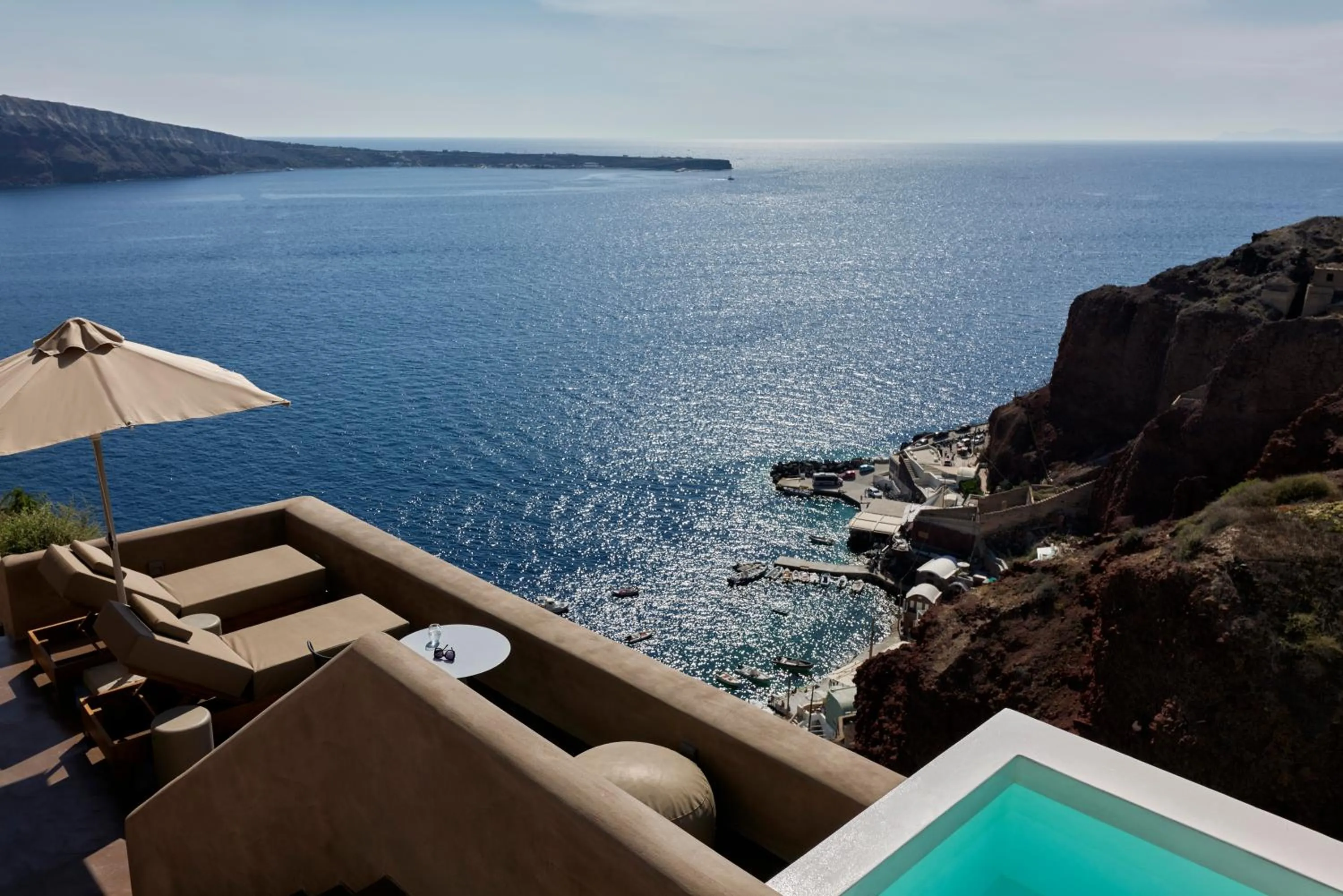 Master Suite Sea View with Heated Pool in Old Castle Oia