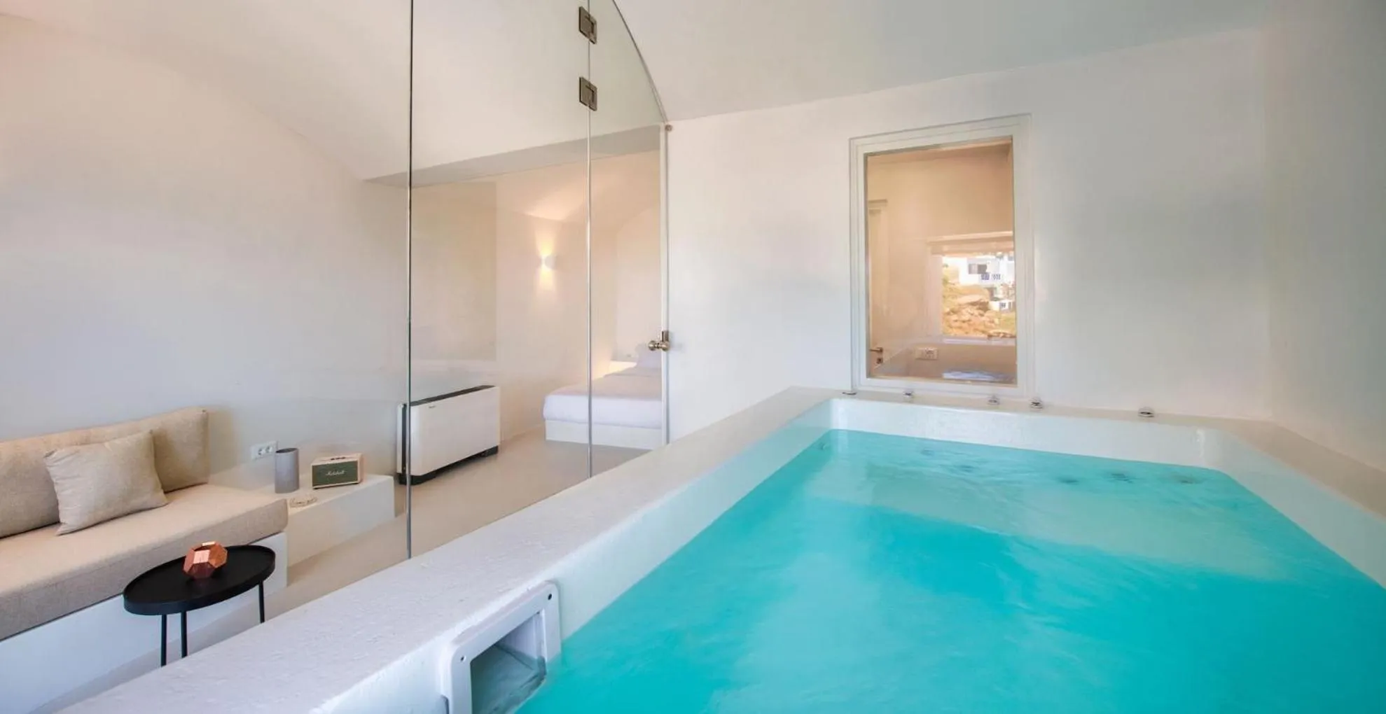 Cave Junior Suite Jetted tub Sea View in Old Castle Oia