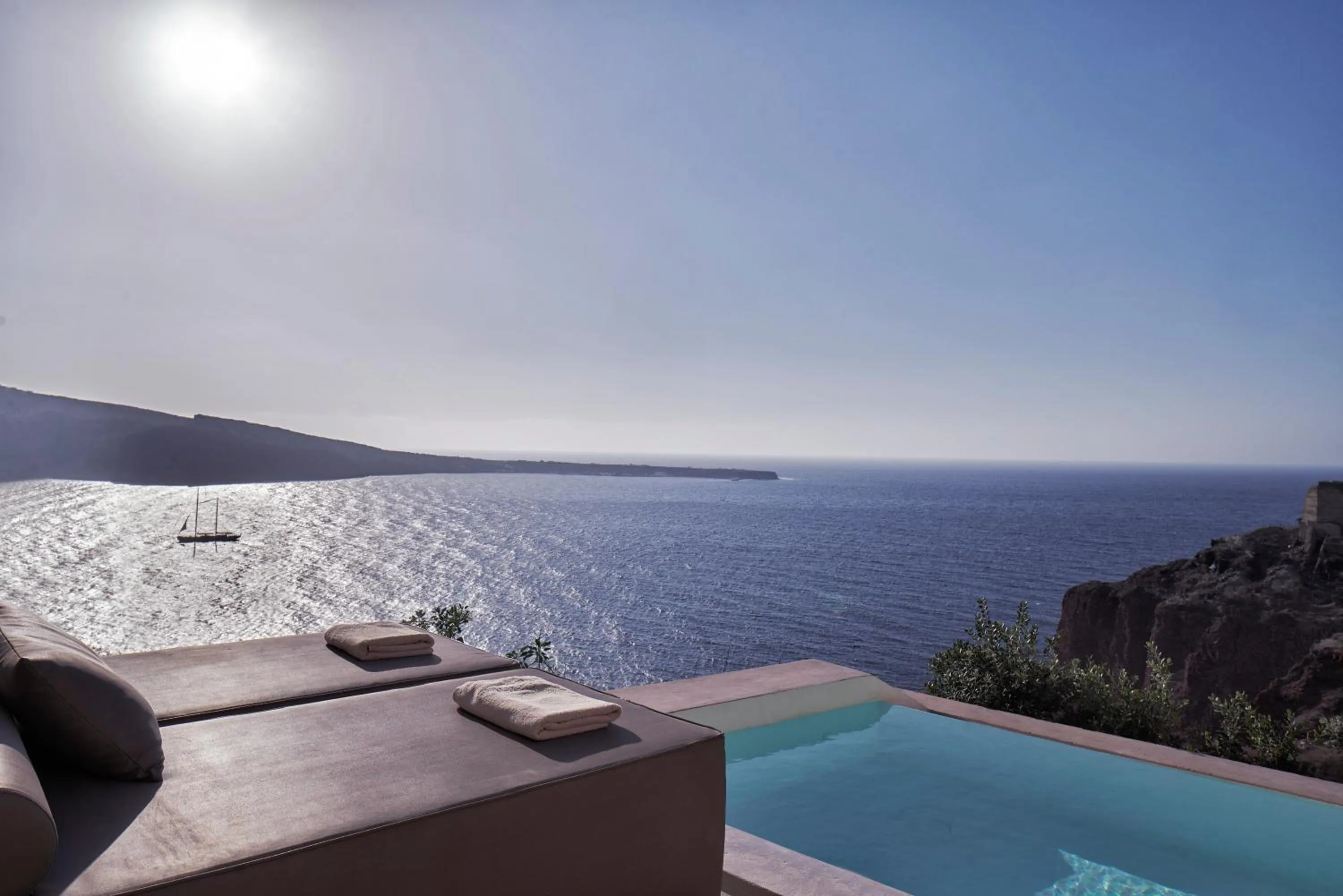 Infinity Pool Suite Sea View in Old Castle Oia