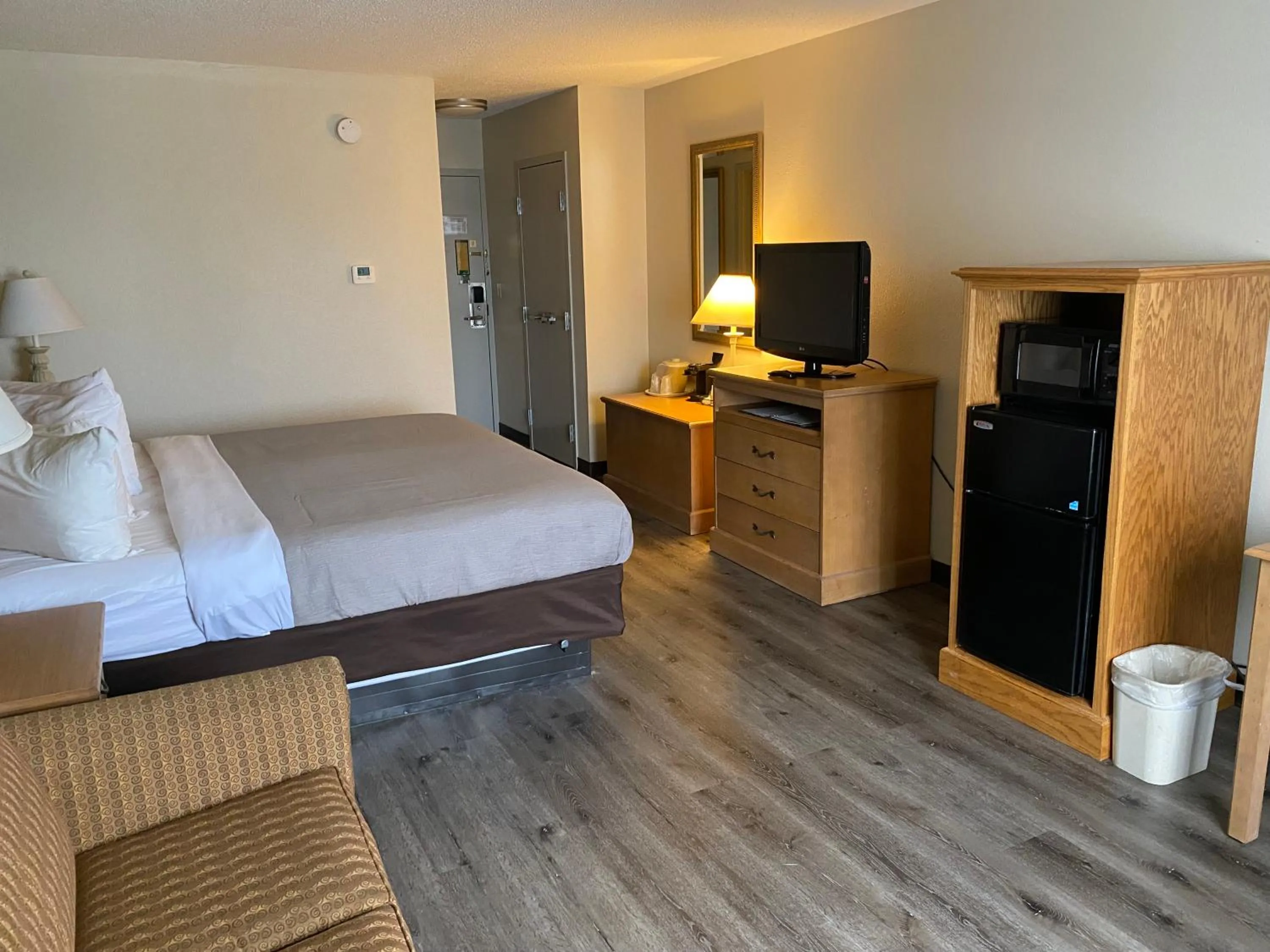 King Room - Disability Access/Non-Smoking in Quality Inn Perrysburg - Toledo South