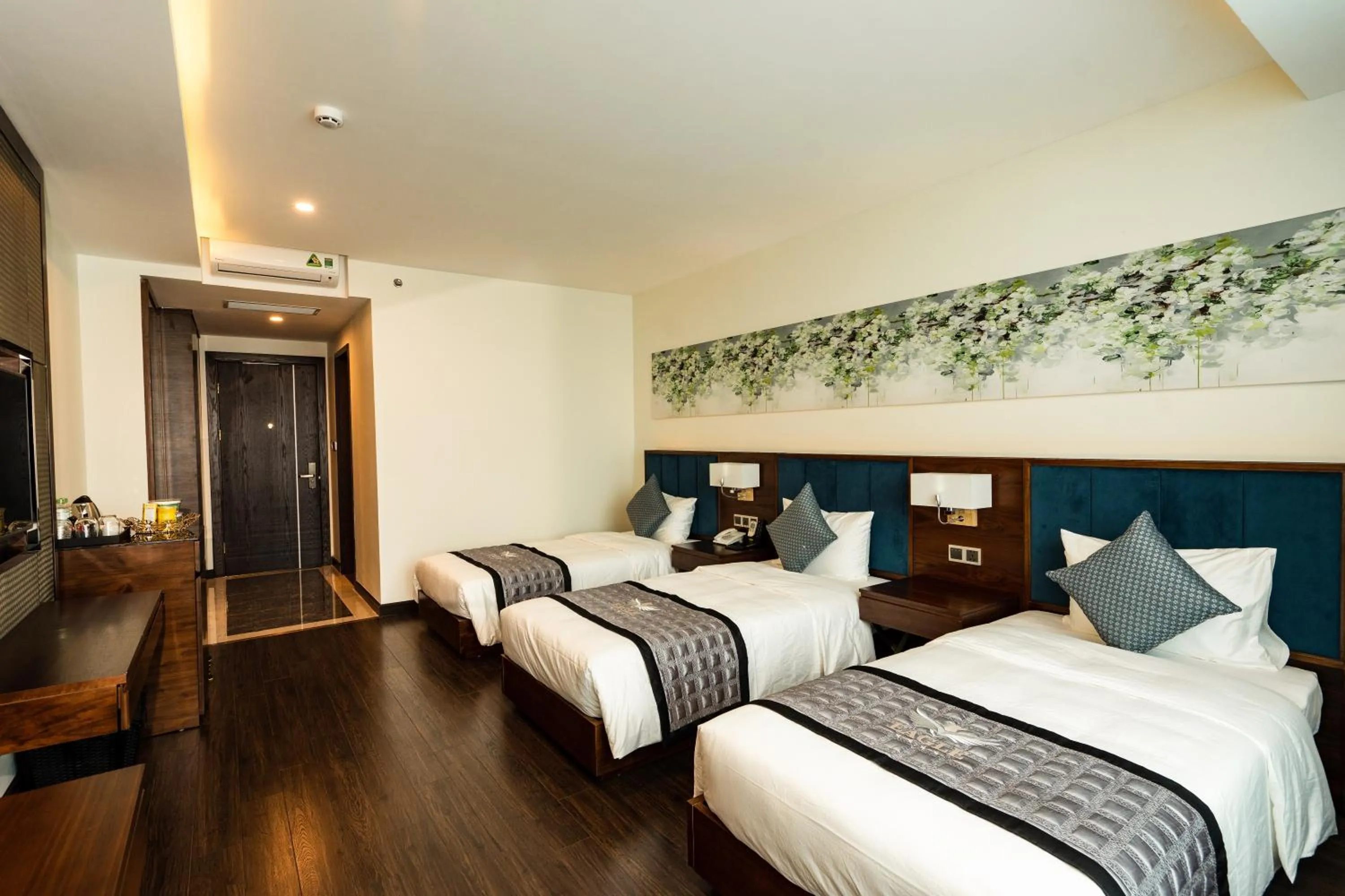 Deluxe Triple Room in Eagle Hotel