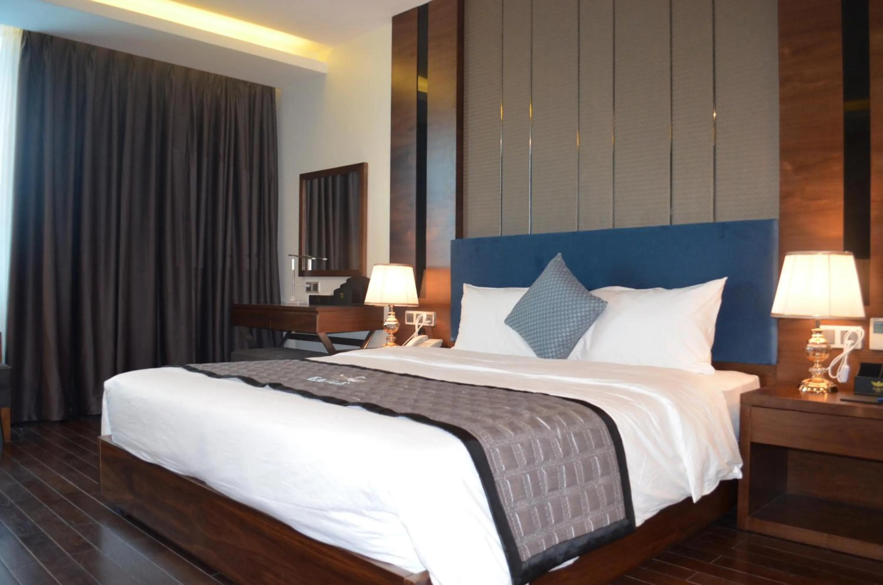 Deluxe King Room in Eagle Hotel