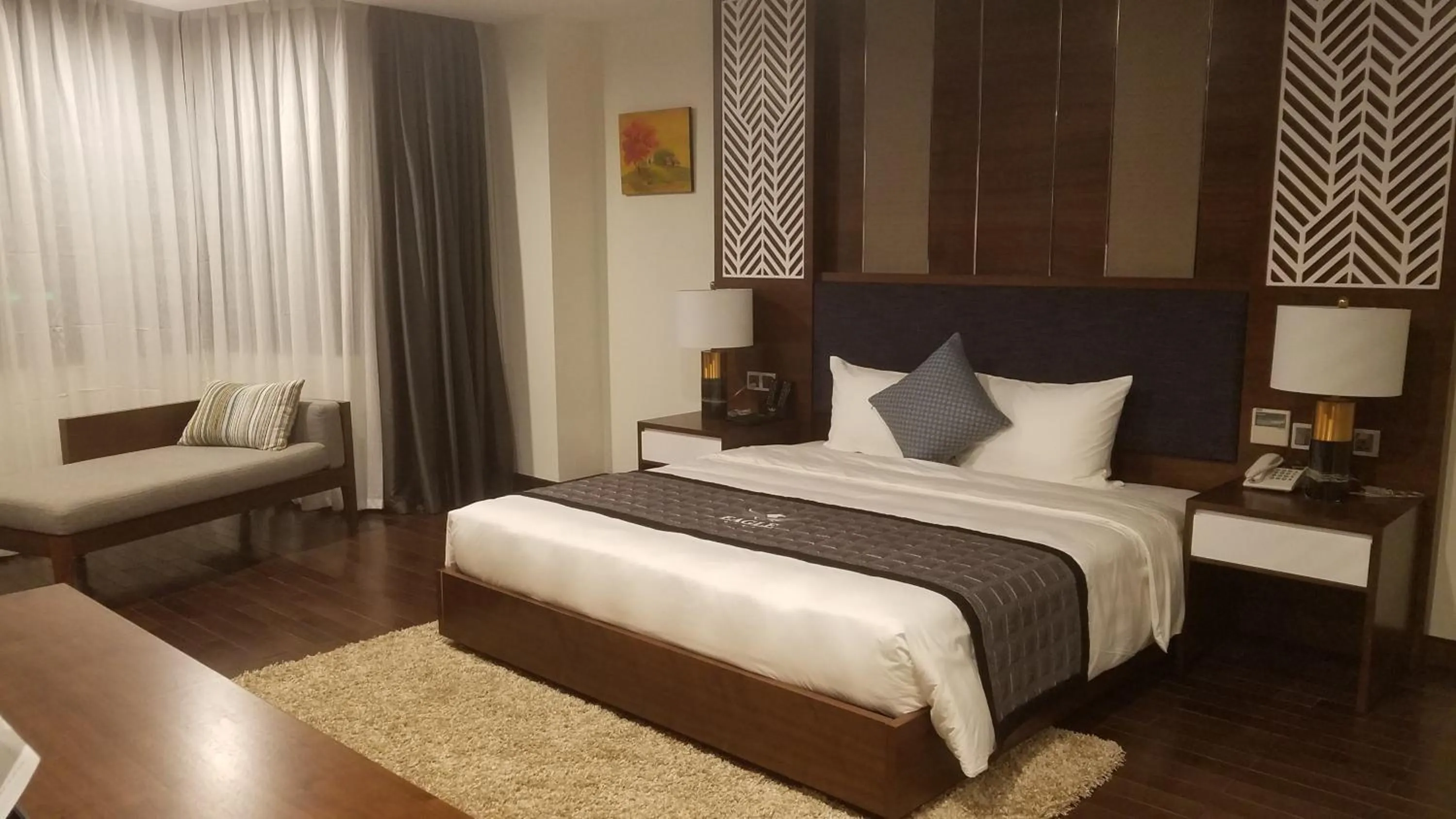 King Room with Spa Bath in Eagle Hotel