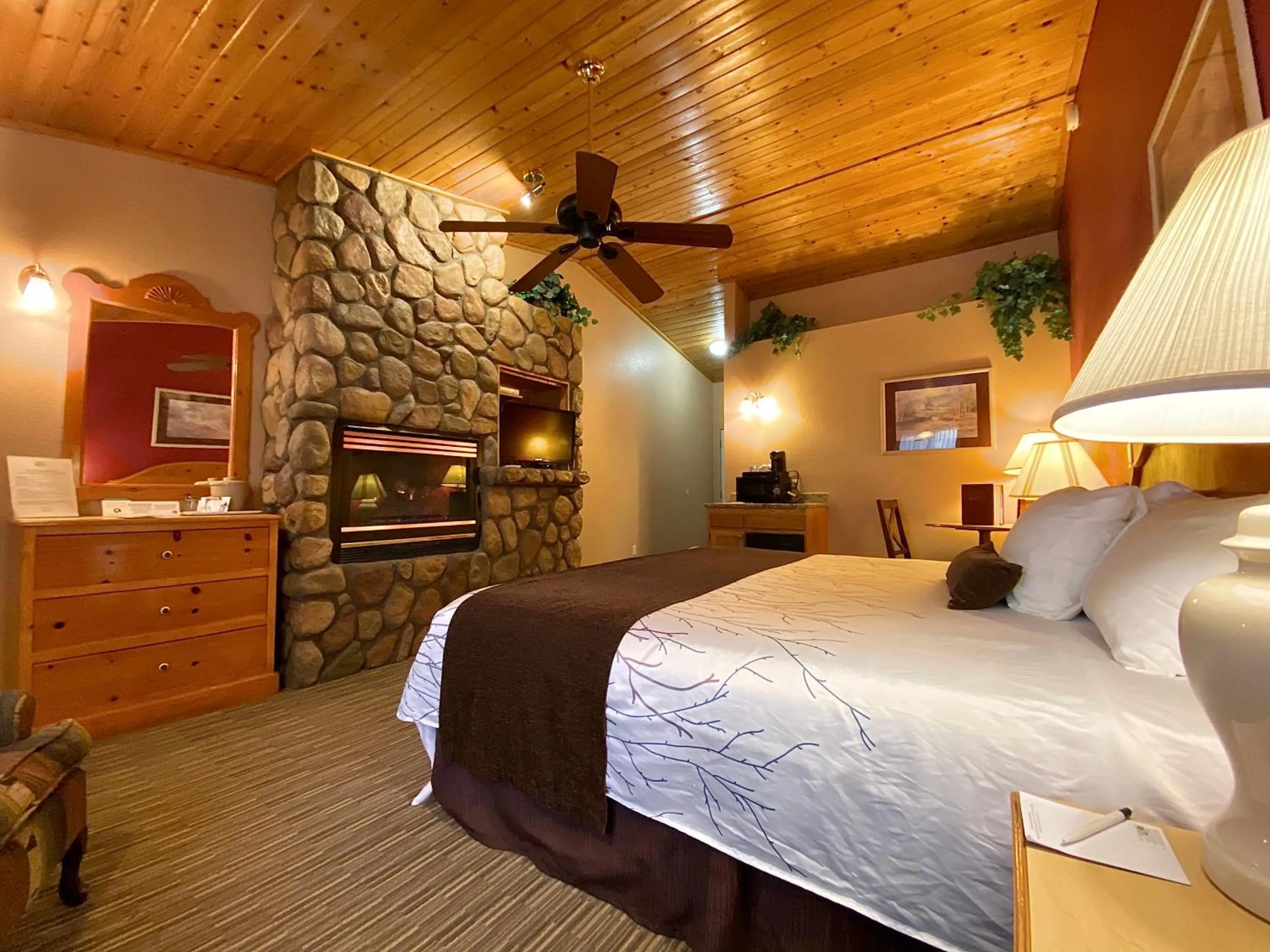 Deluxe King Room in Majestic Mountain Inn