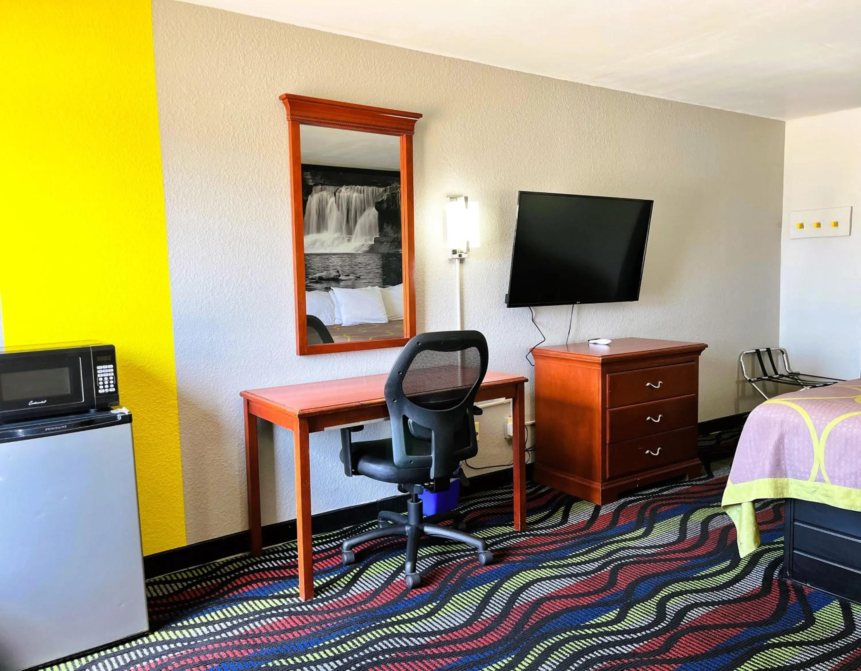 King Room - Non-Smoking in Super 8 by Wyndham Vincennes