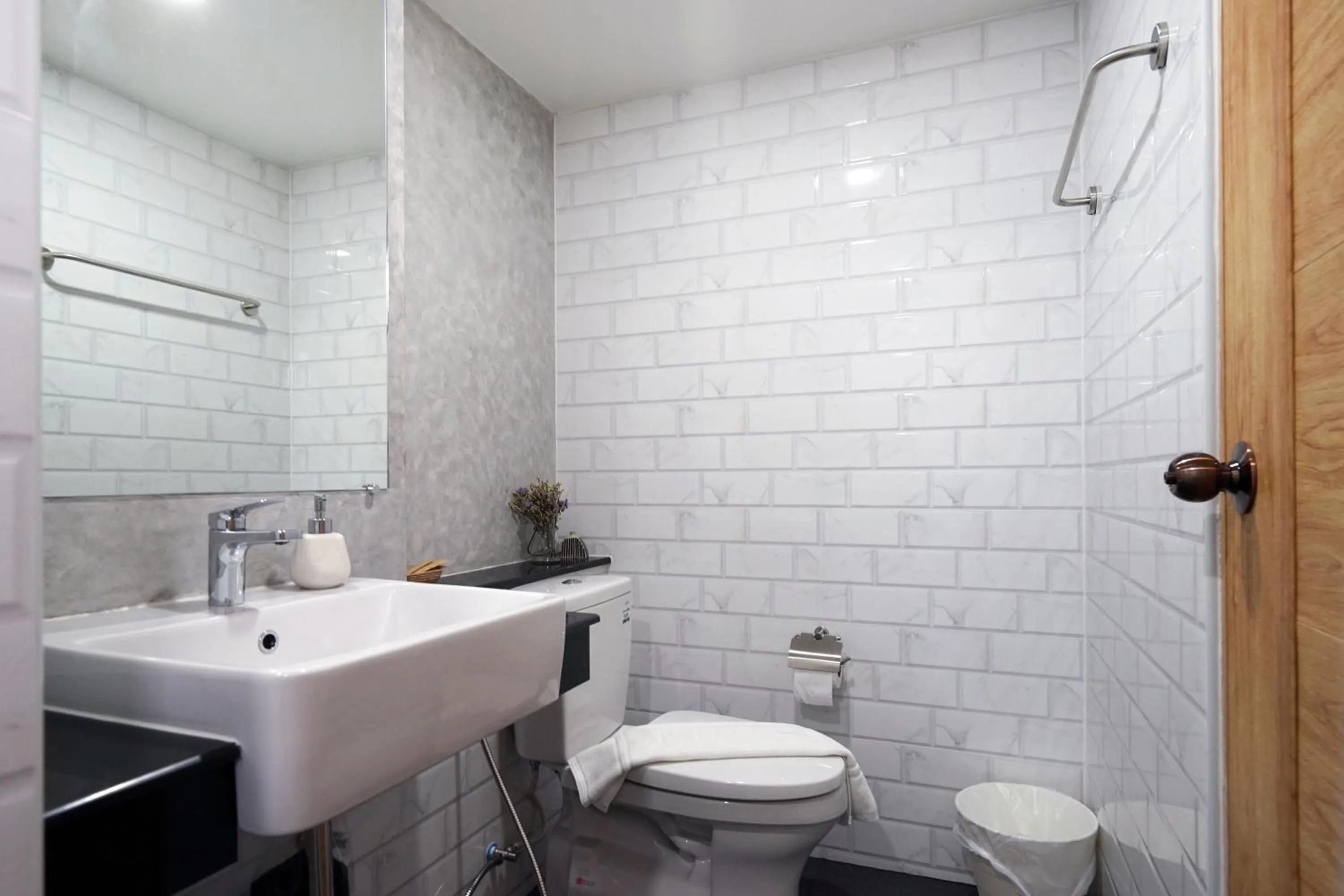 Queen Room with Balcony in Luck Esan Loft