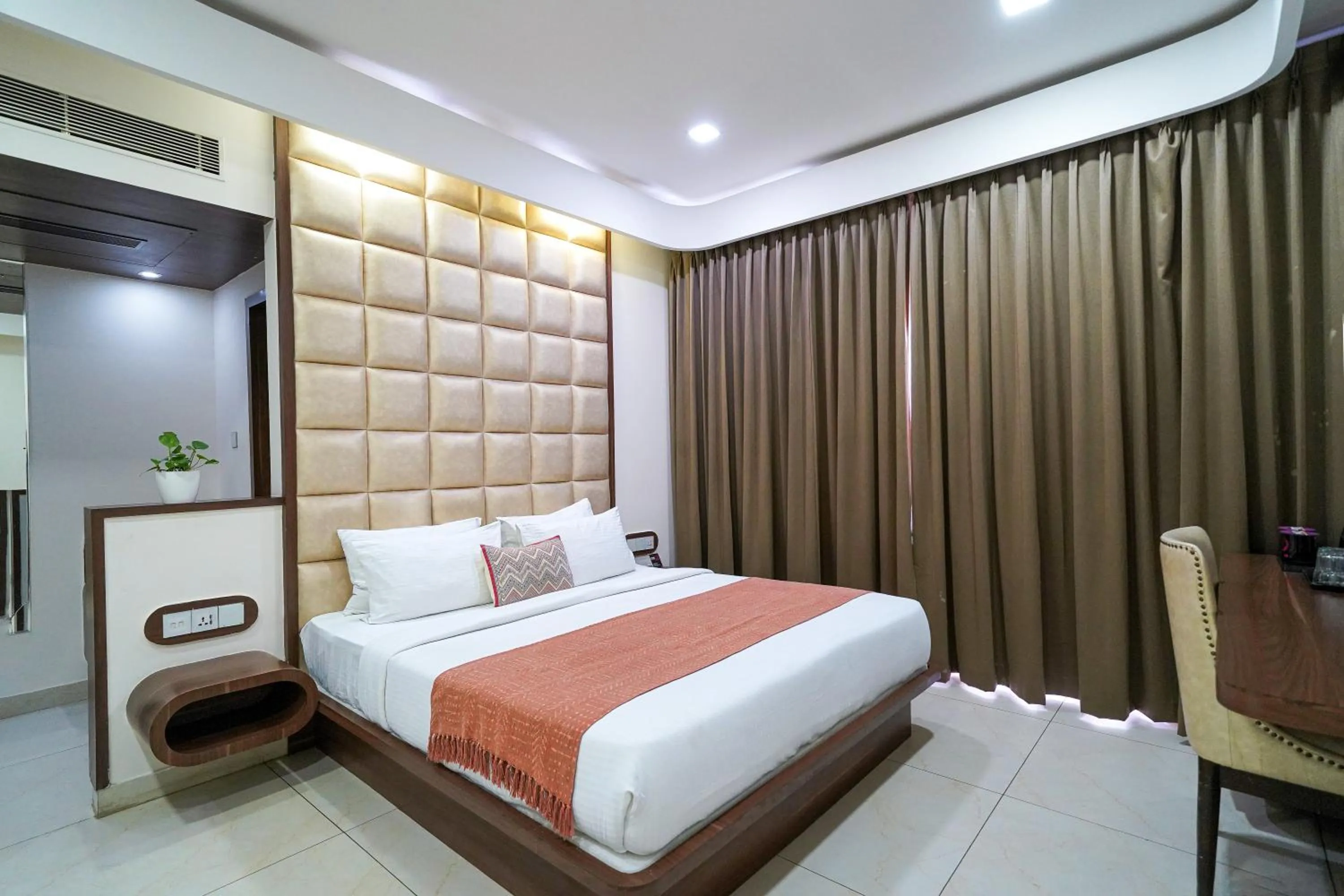 Deluxe Room in Olive Zip Btm Layout by Embassy Group