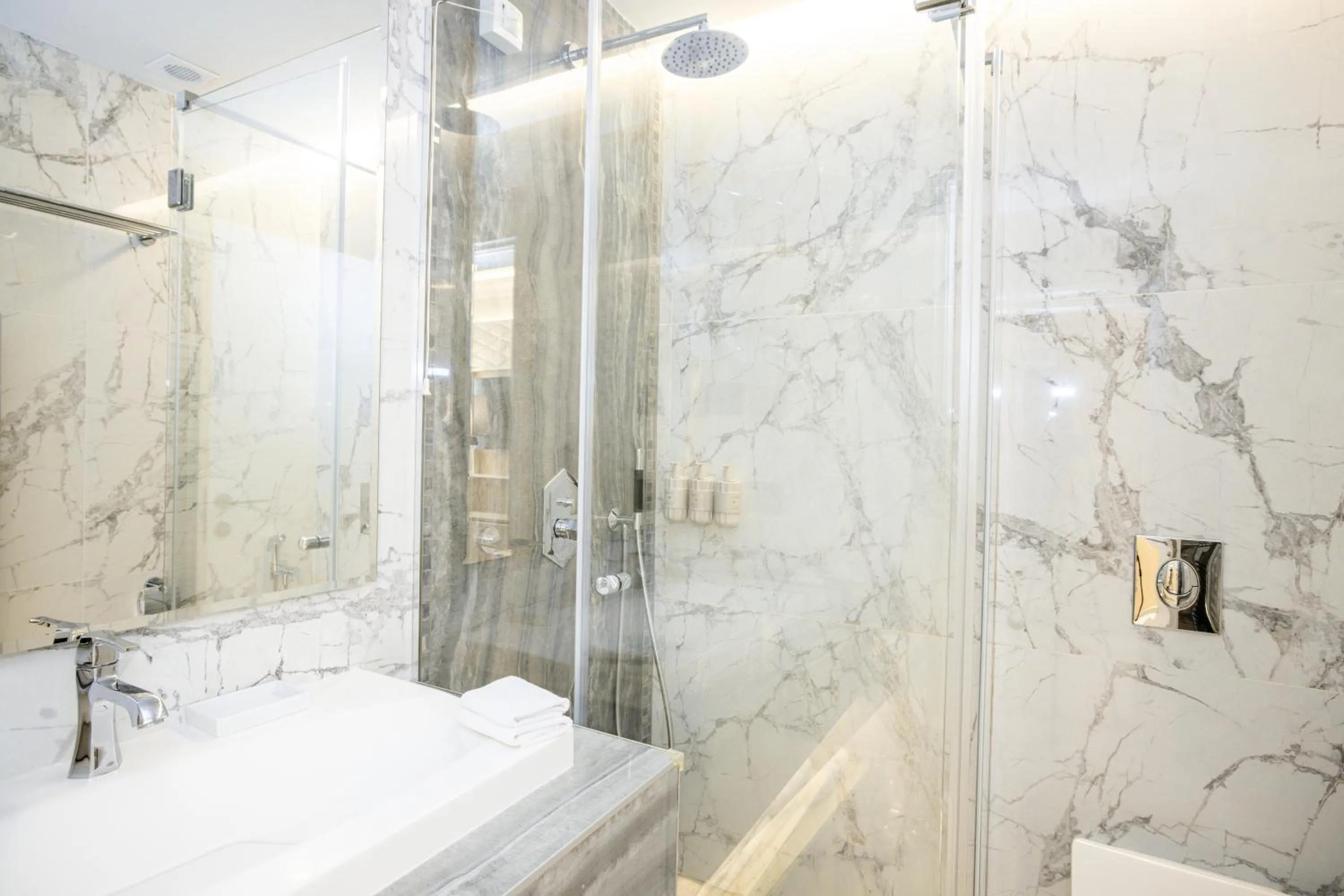 Queen Room in Tresor Le Palais Timisoara, Curio Collection by Hilton