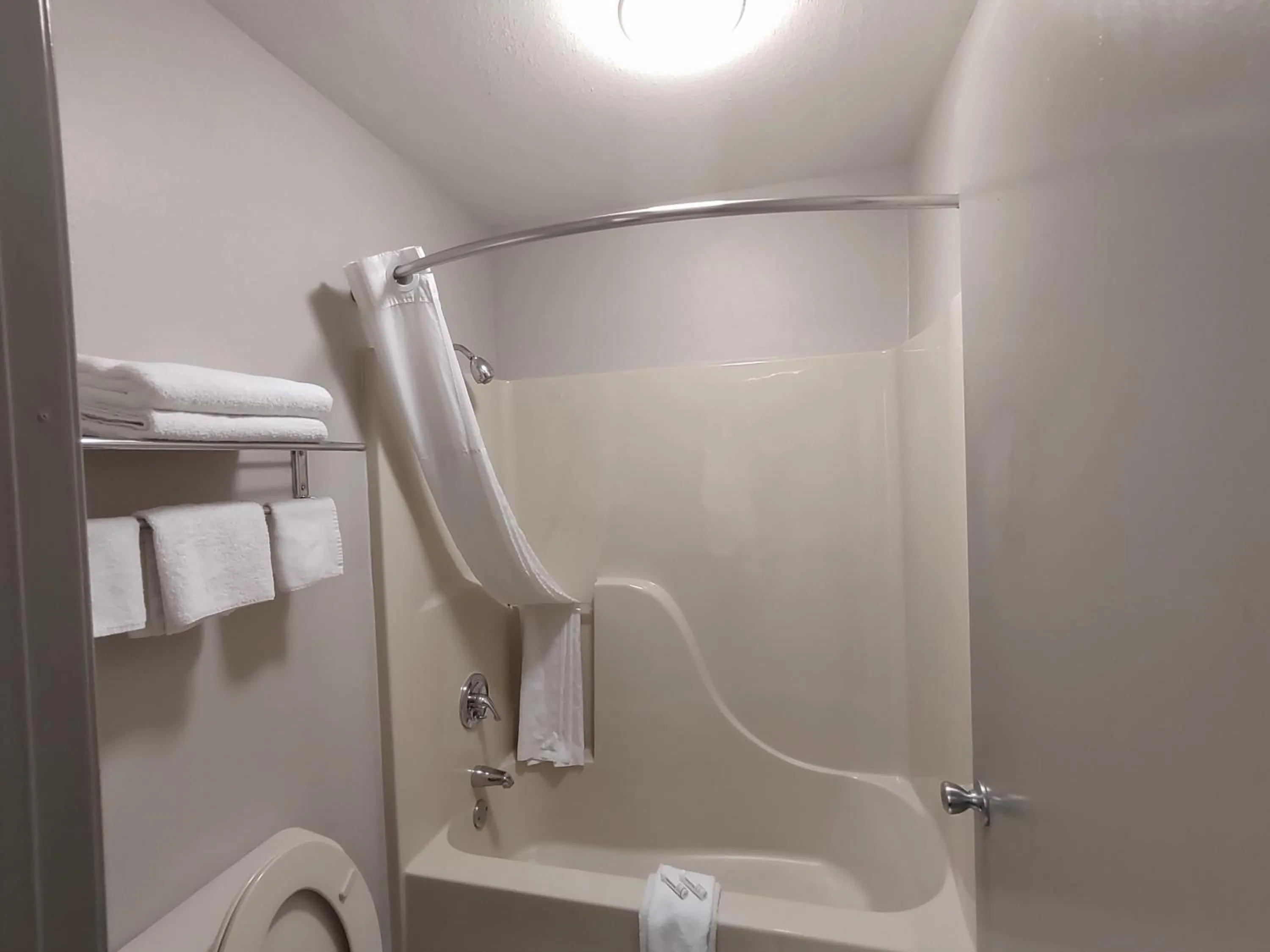 Queen Room - Smoking in Days Inn by Wyndham Lonoke