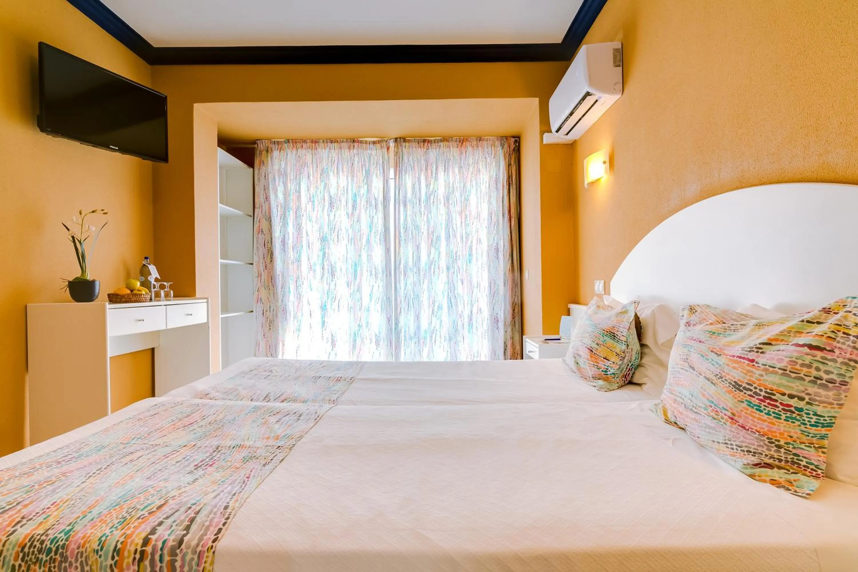 Twin Room with Extra Bed (2 Adults + 1 Child) in Hotel Atismar