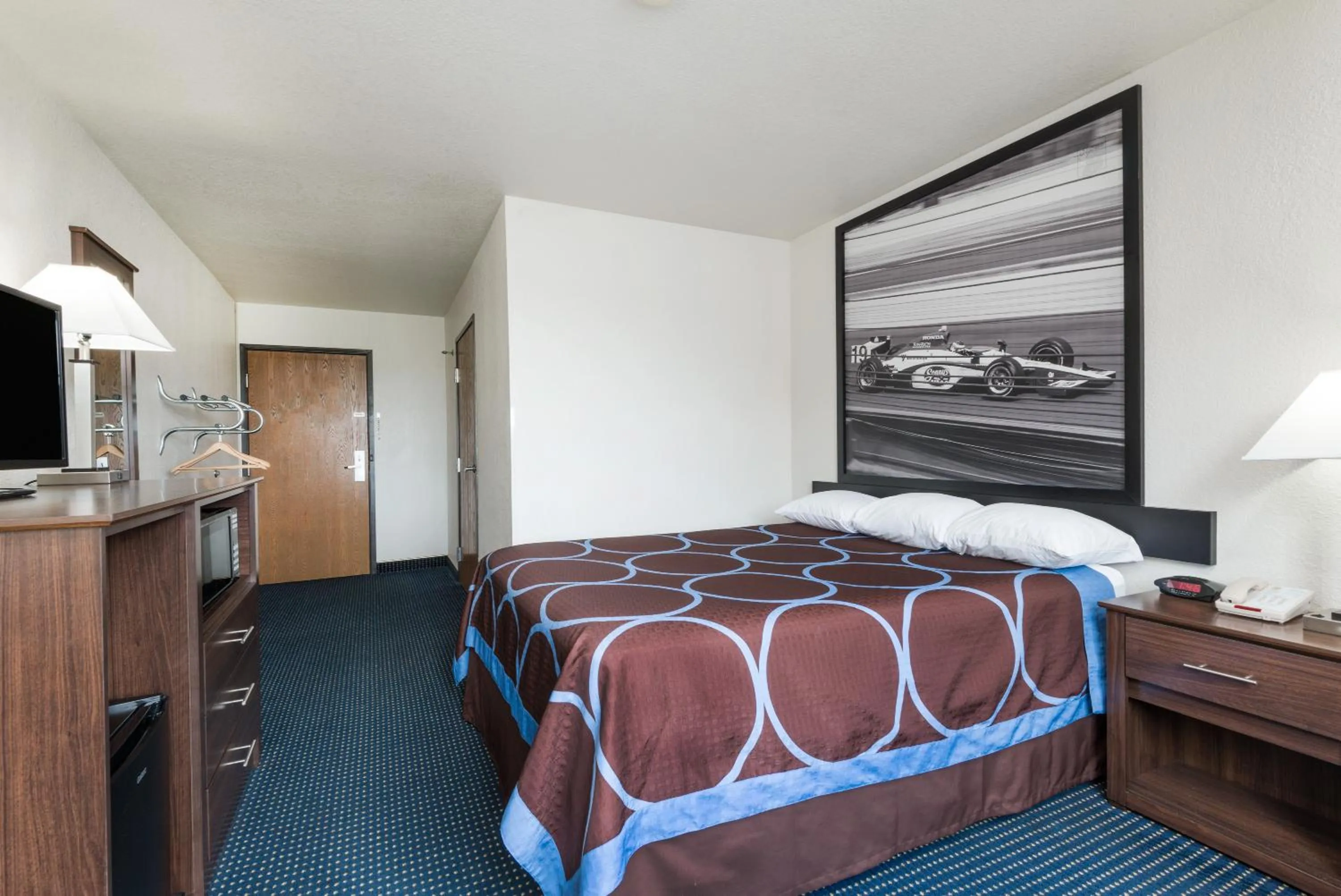 Queen Room - Non-Smoking - Wheelchair Accessible in Super 8 by Wyndham Greenfield