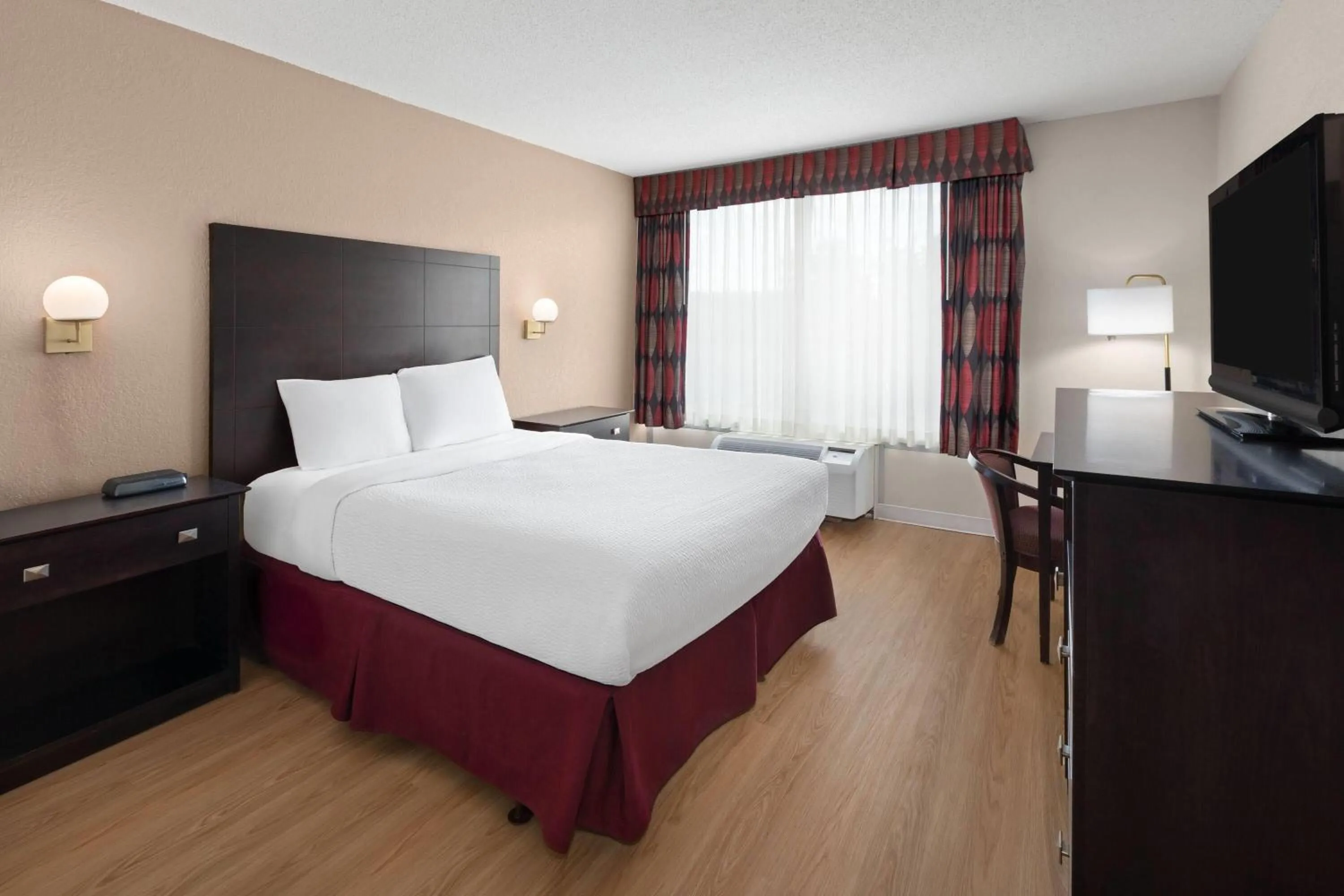 Queen Bed, Mobility Accessible Room, Exterior View, First Floor, Non-Smoking in Ramada by Wyndham Grayling Hotel & Conference Center