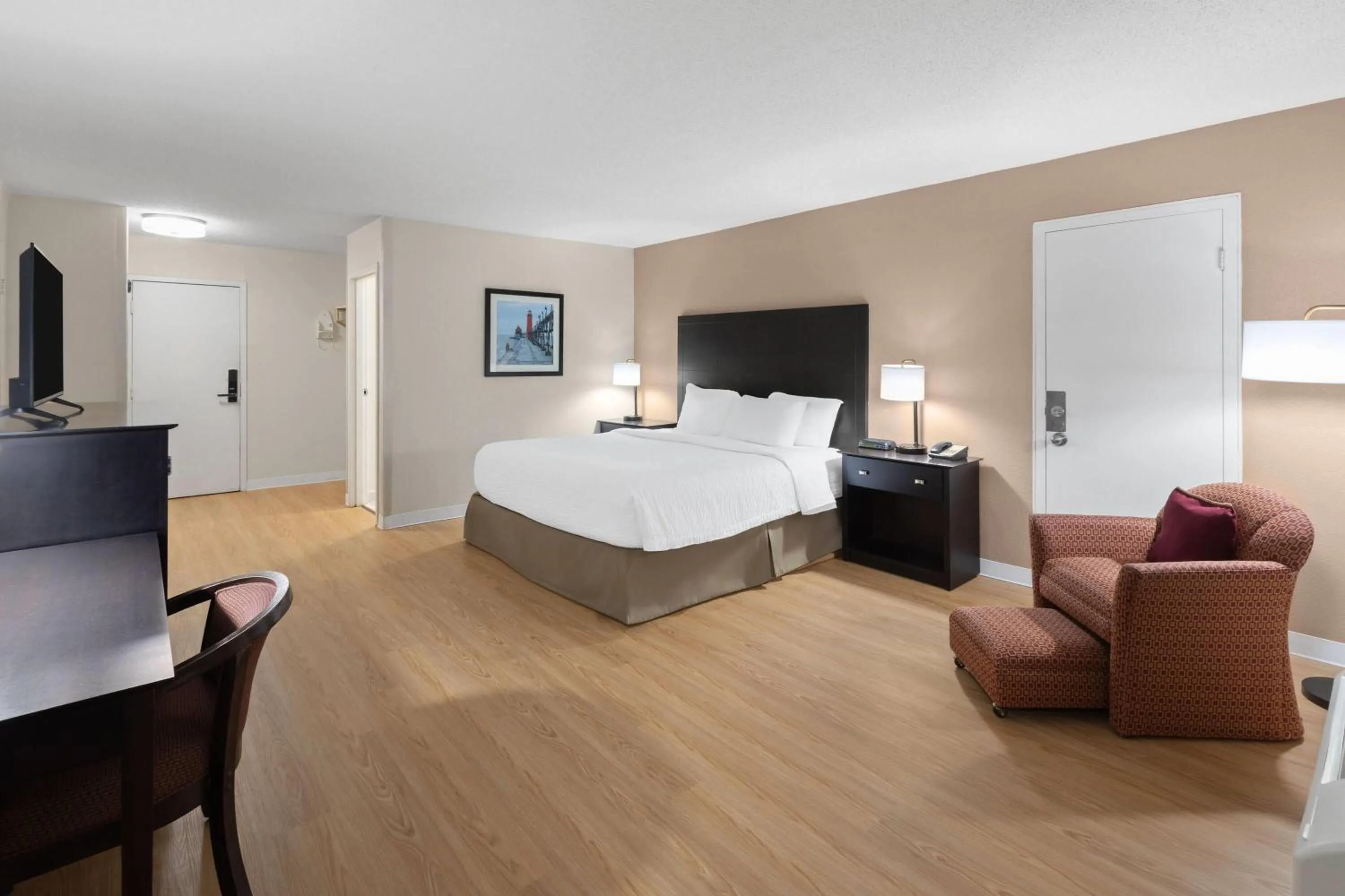 1 King Bed, Courtyard View, Second Floor, Non-Smoking  in Ramada by Wyndham Grayling Hotel & Conference Center