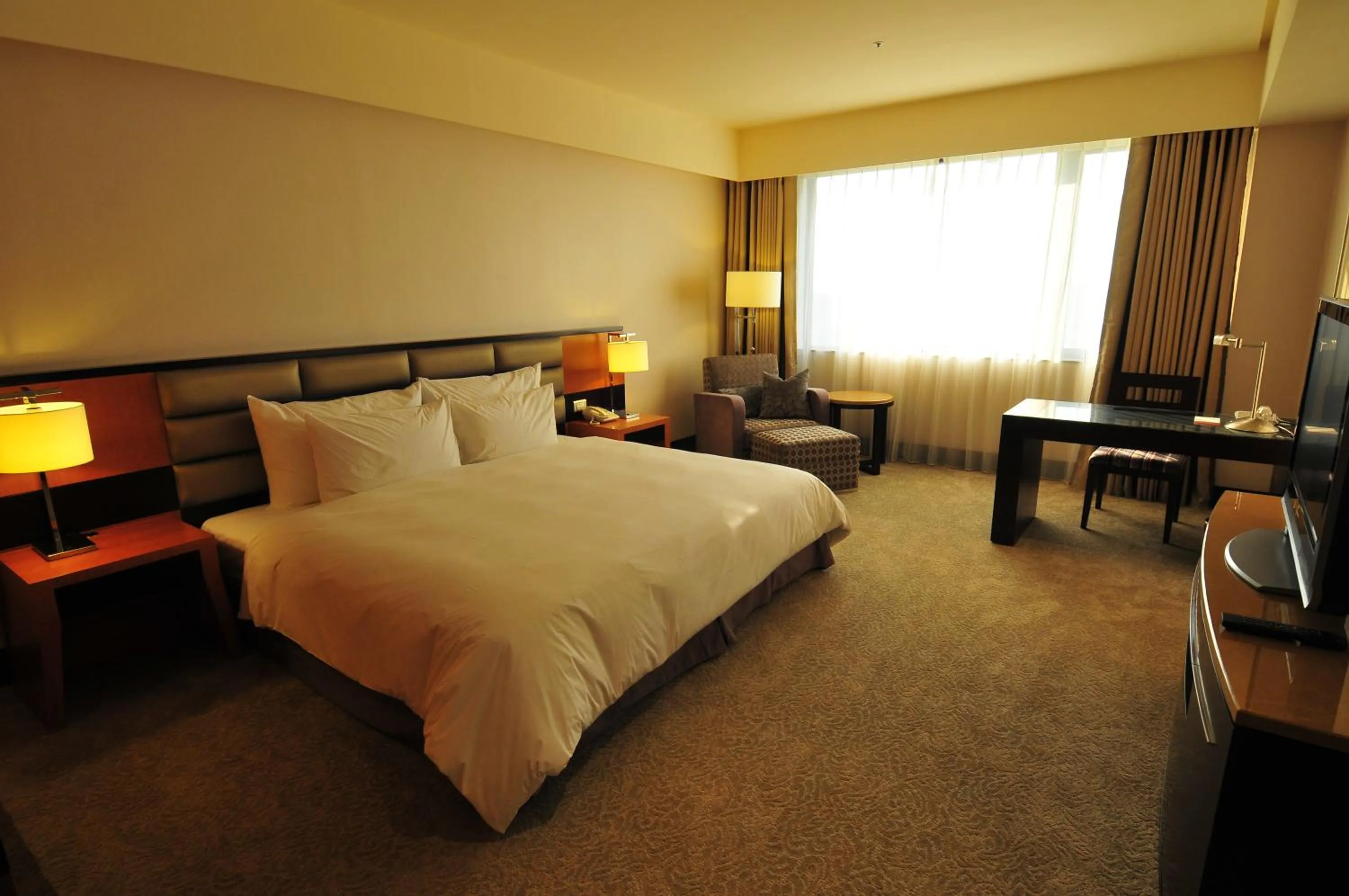 Deluxe Double Room in Monarch Skyline Hotel-Near Taimall