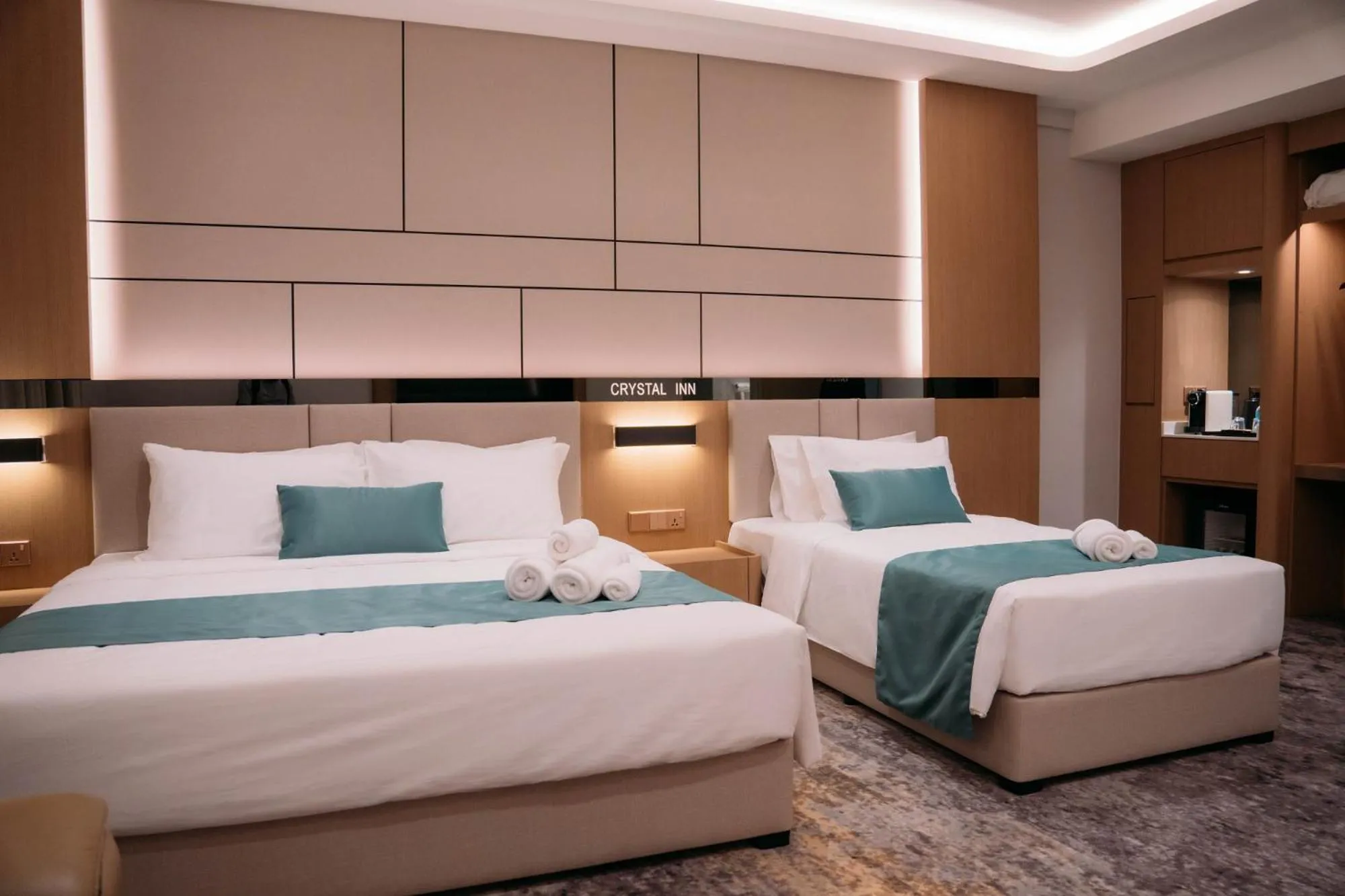 Luxury Triple Room in Crystal Inn