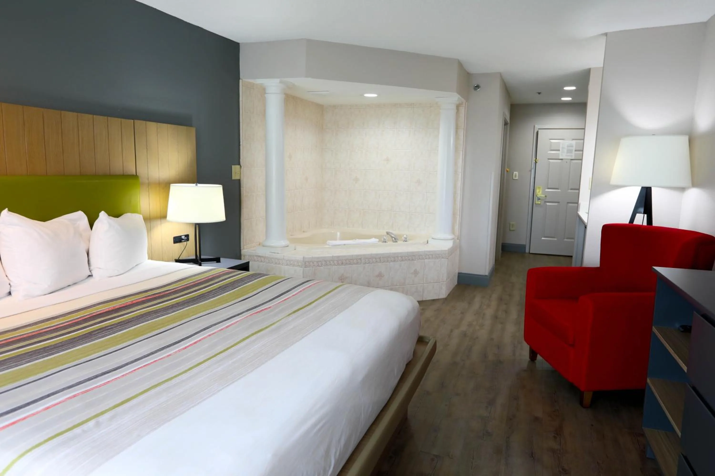 King Suite with Whirlpool - Non-Smoking in Country Inn & Suites by Radisson, Myrtle Beach, SC