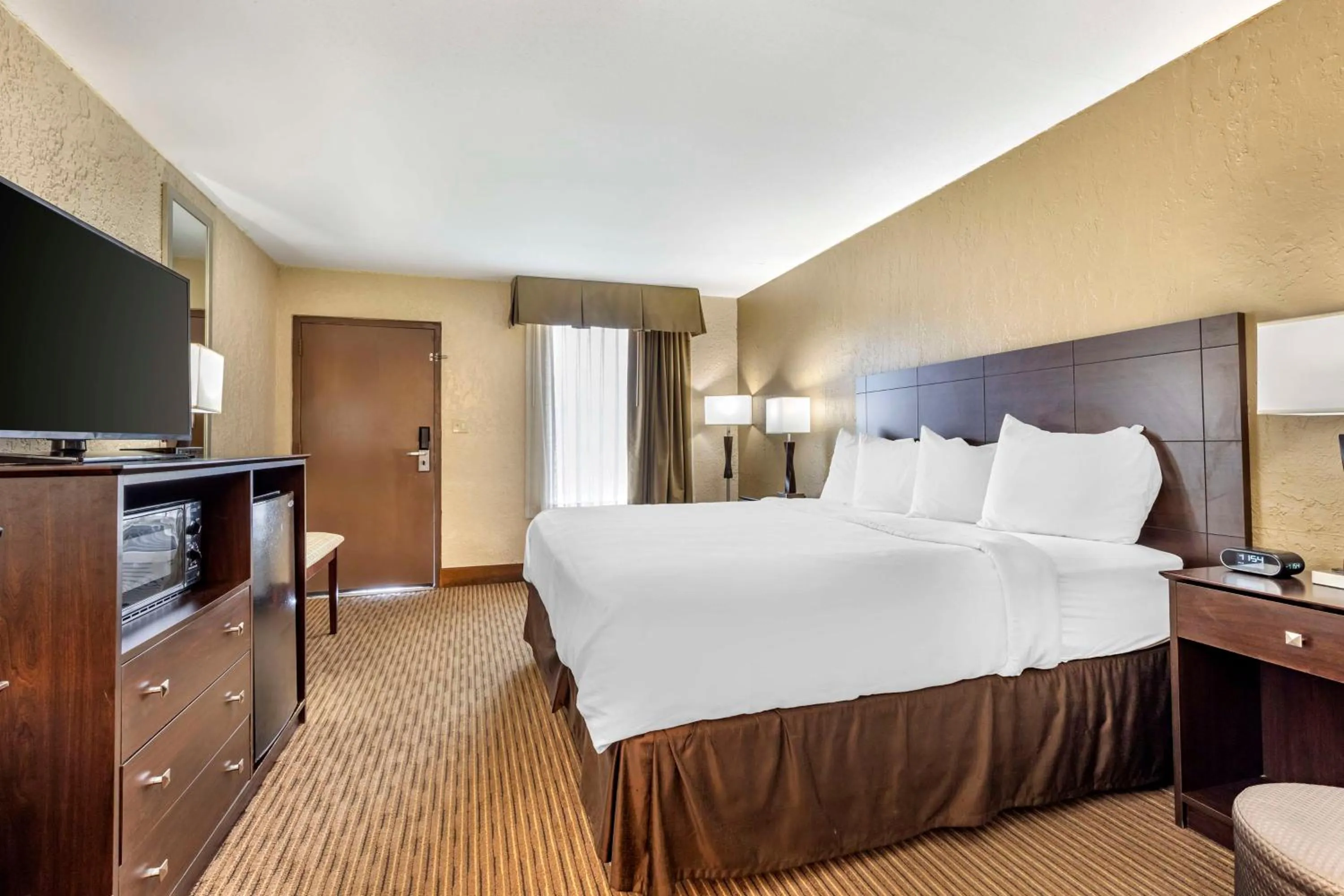 Double Room with Two Double Beds and Roll-In Shower - Mobility Access/Non-Smoking in Best Western of Hope