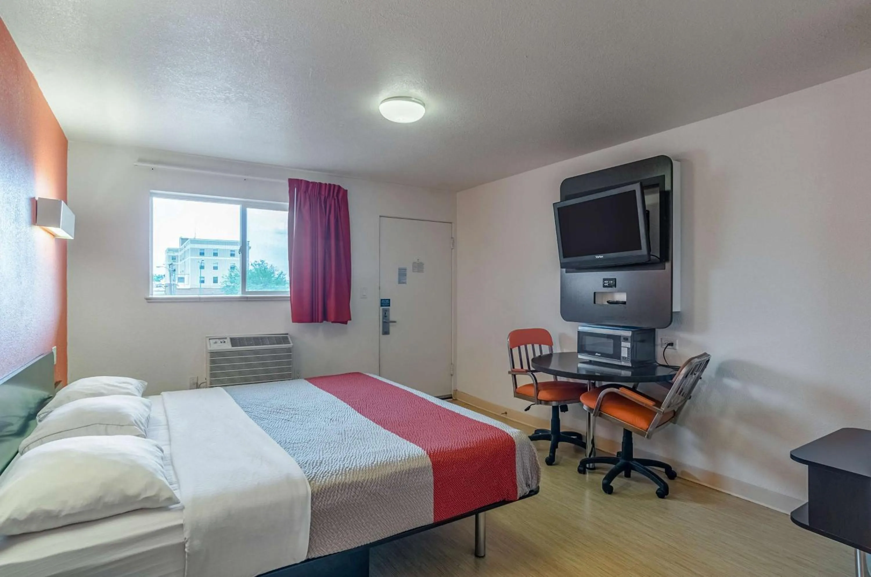 King Room - Non-Smoking in Motel 6 Riverton WY