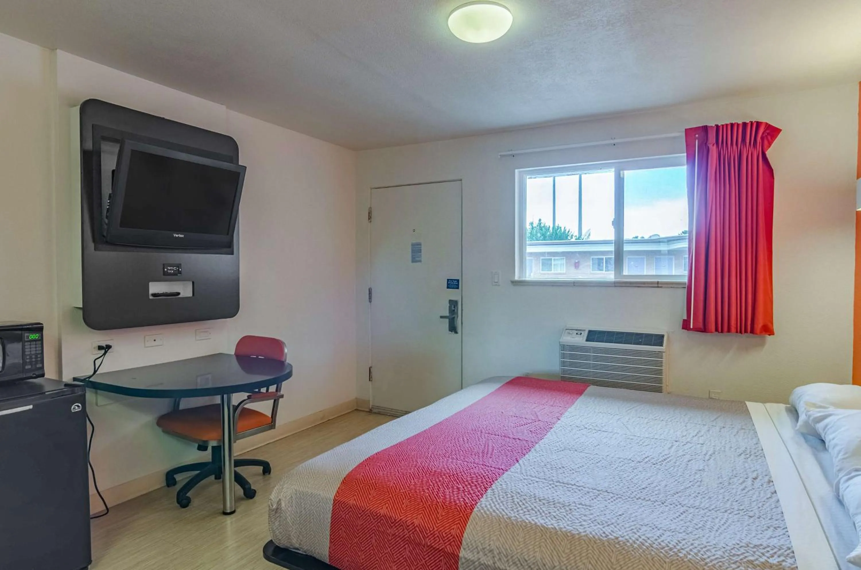 Deluxe King Room - Non-Smoking in Motel 6 Riverton WY