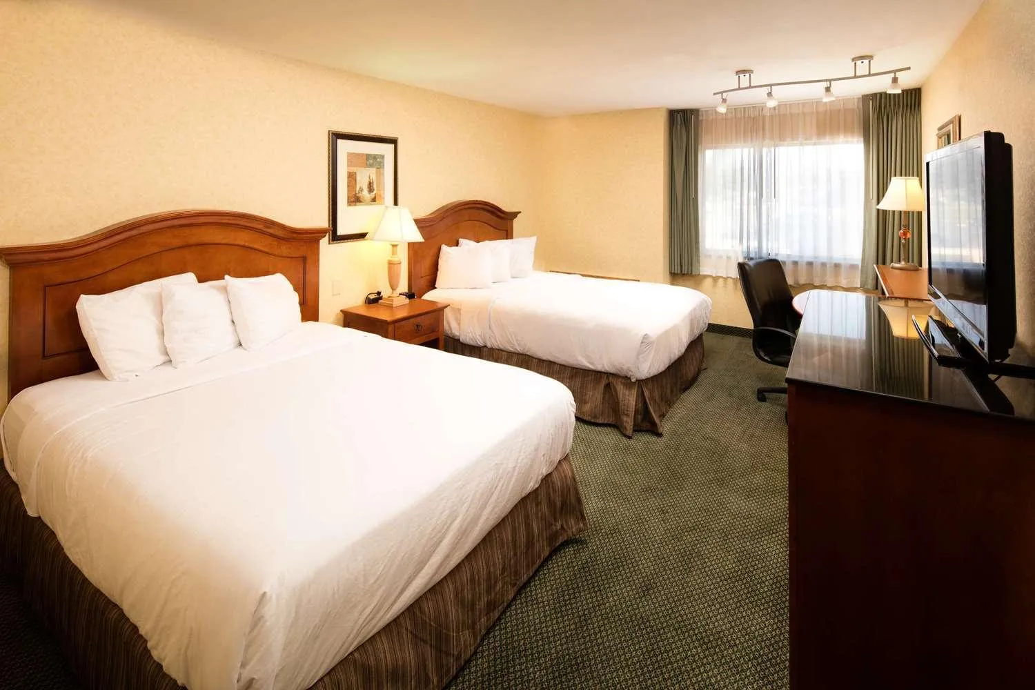Queen Room with Two Queen Beds in Red Lion Hotel Wenatchee City Center