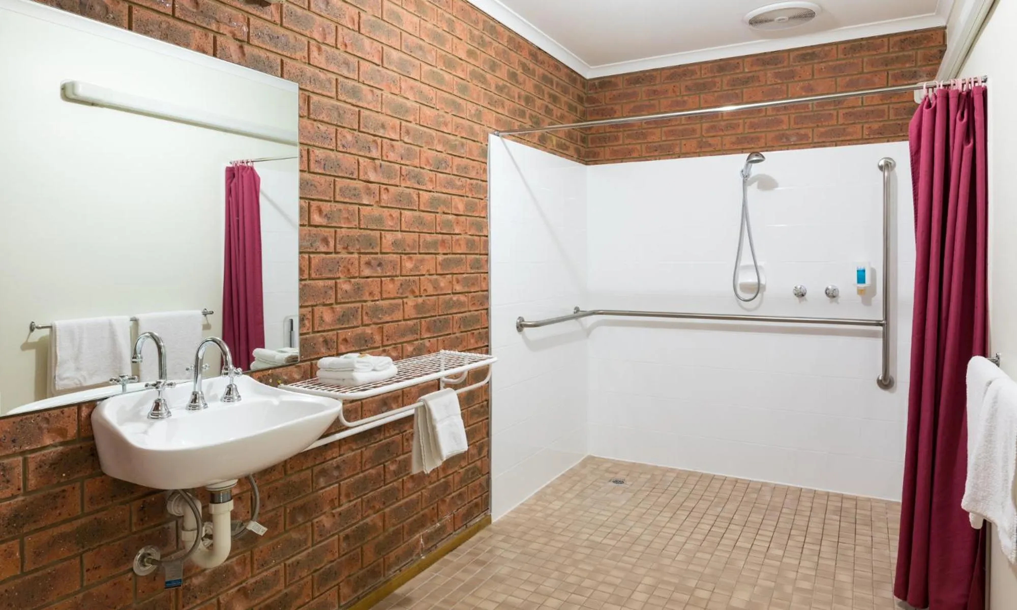 Queen Room - Disability Access in Advance Motel