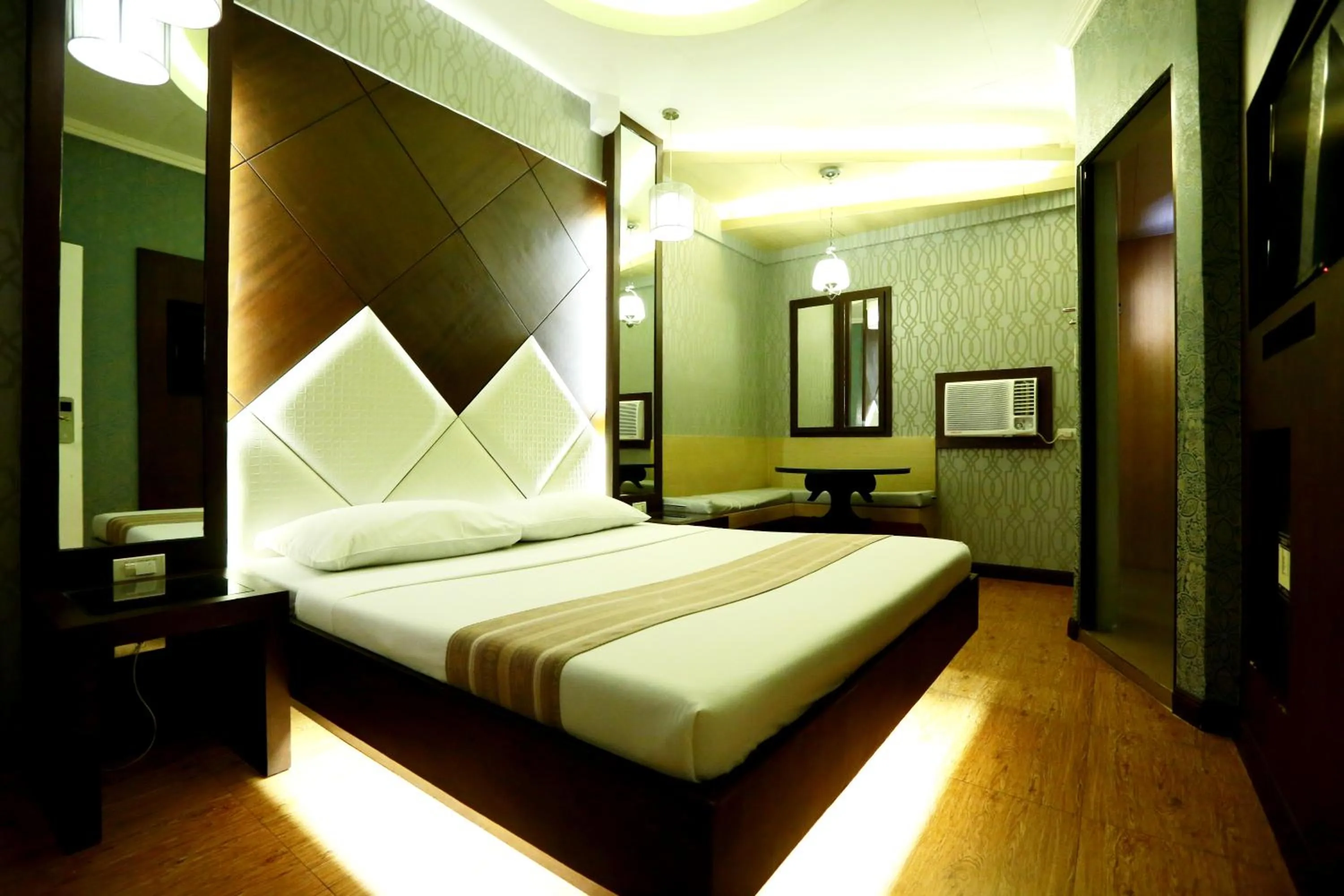 Deluxe Room in Victoria Court Gil Puyat Motorist Lodge