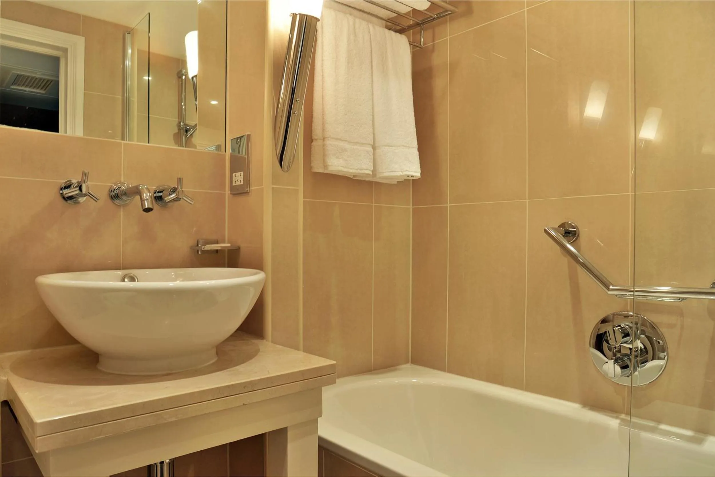 Deluxe Single Room in Park Grand Heathrow