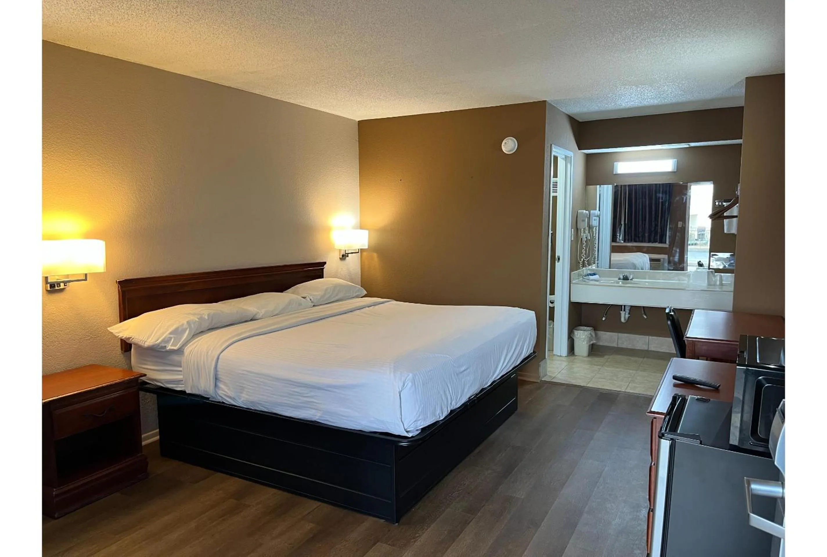 King Room - Non-Smoking in Motel 6 Millington TN