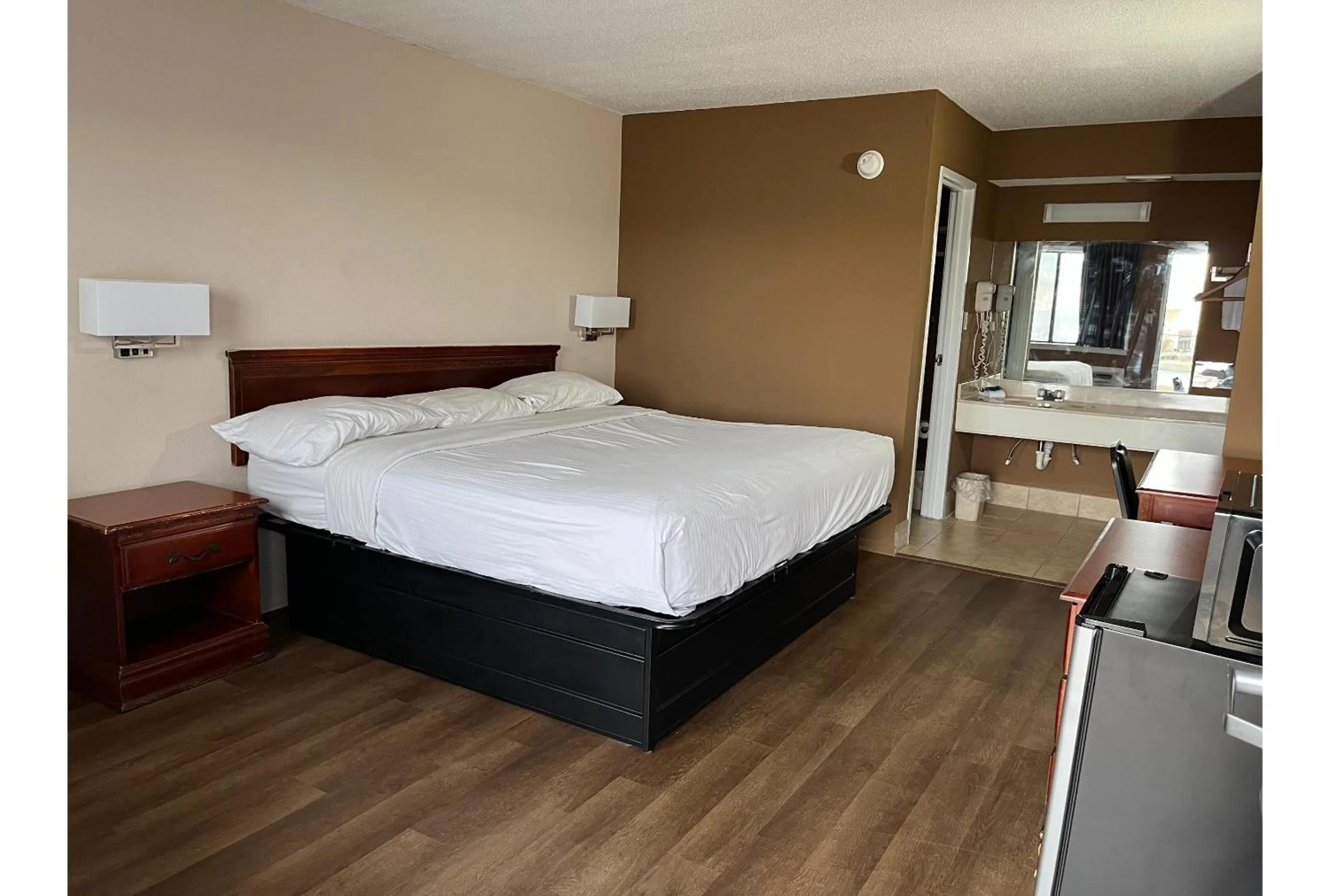 King Room with Roll-in Shower - Disability Access - Non-Smoking in Motel 6 Millington TN