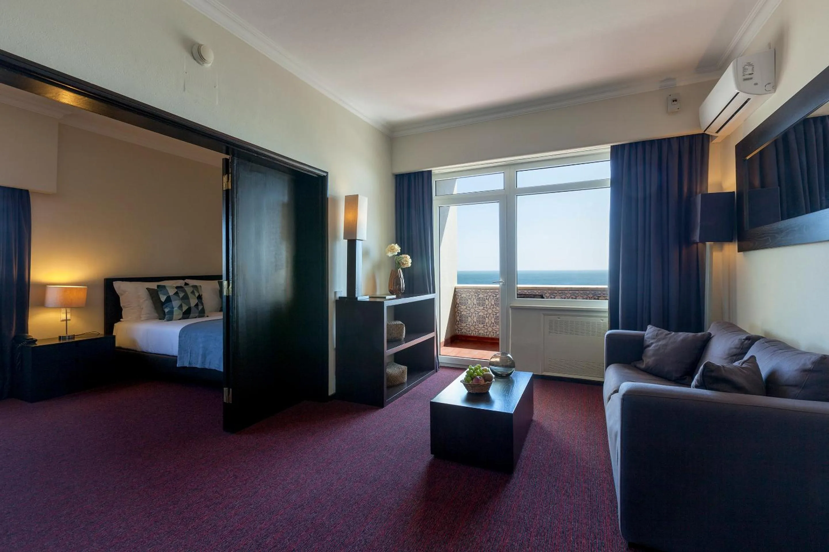 Suite with Hot Tub and Terrace in Carcavelos Beach Hotel