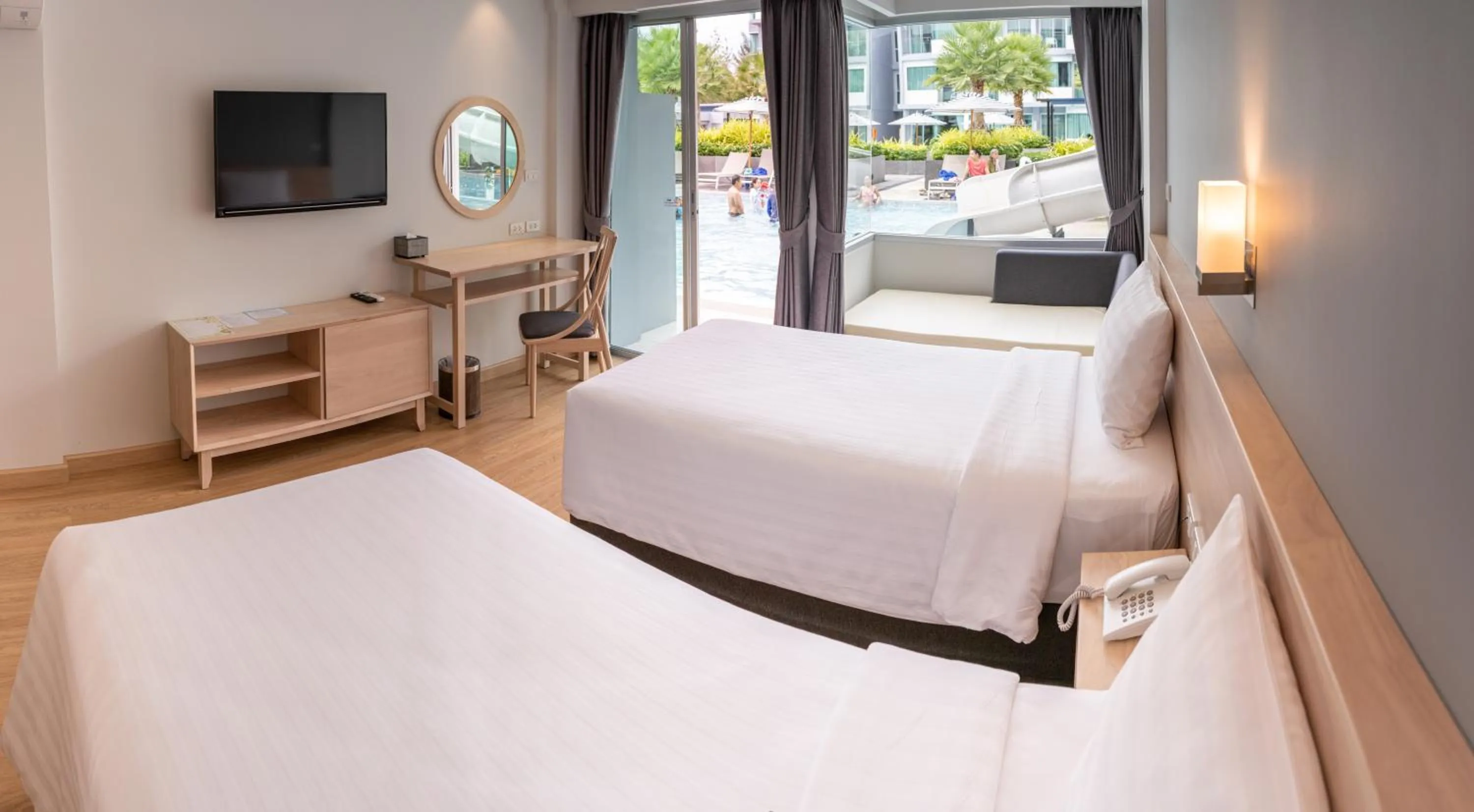 Deluxe King Room in Bay Window at Sea