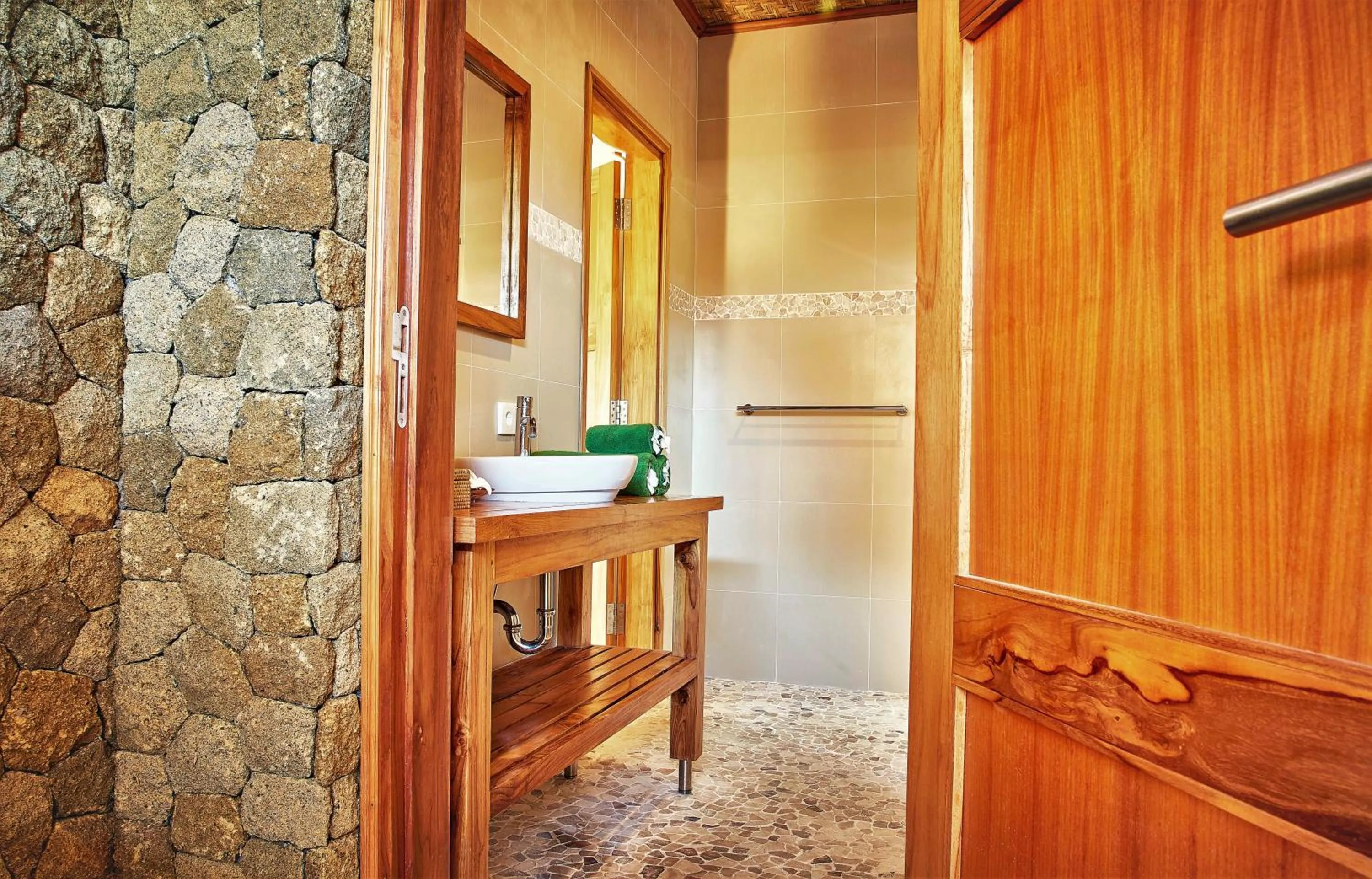 Deluxe Twin Room in Three Monkeys Villas