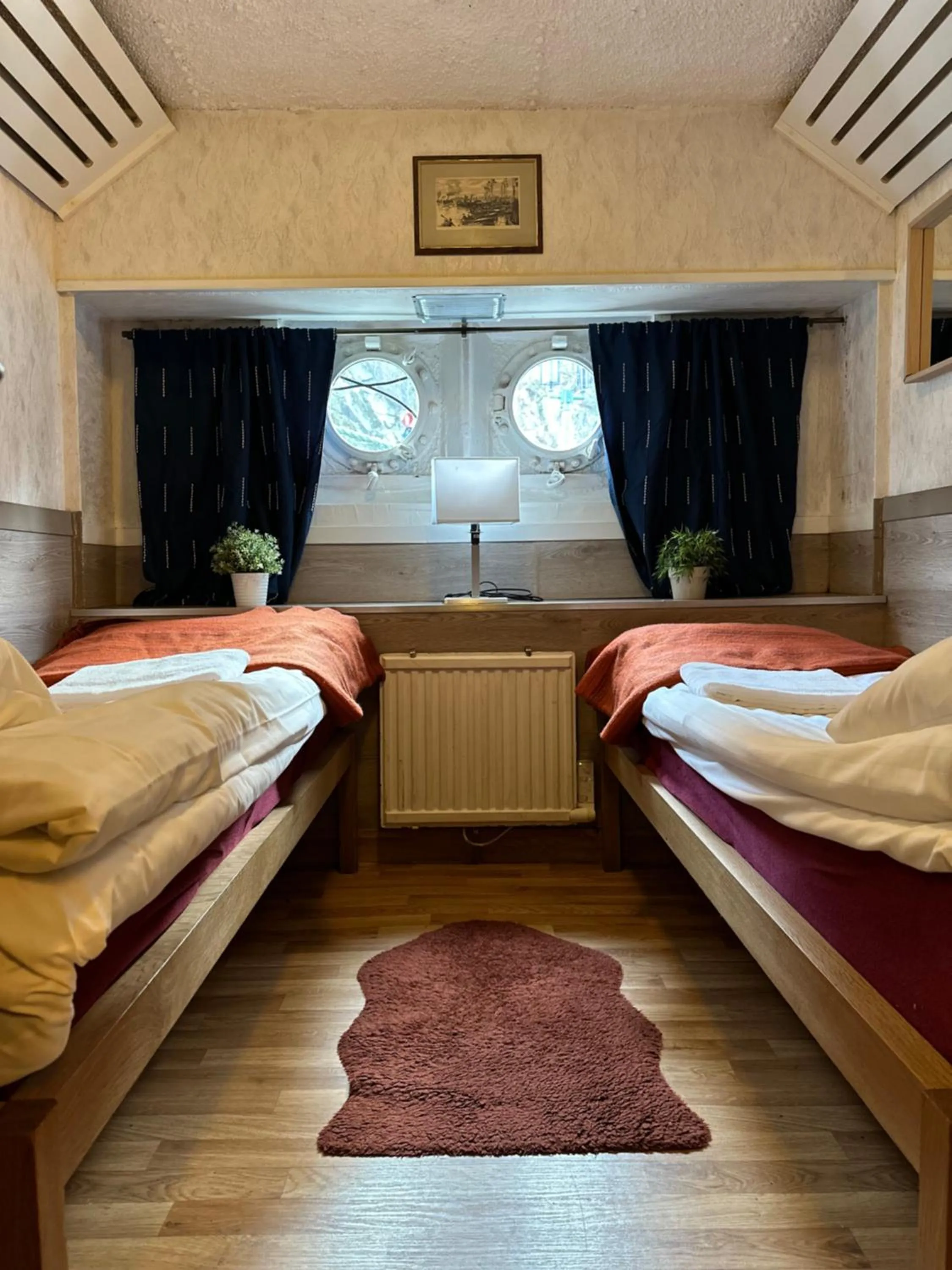 Cabin on Boat (2 Adults) in Den Röda Båten