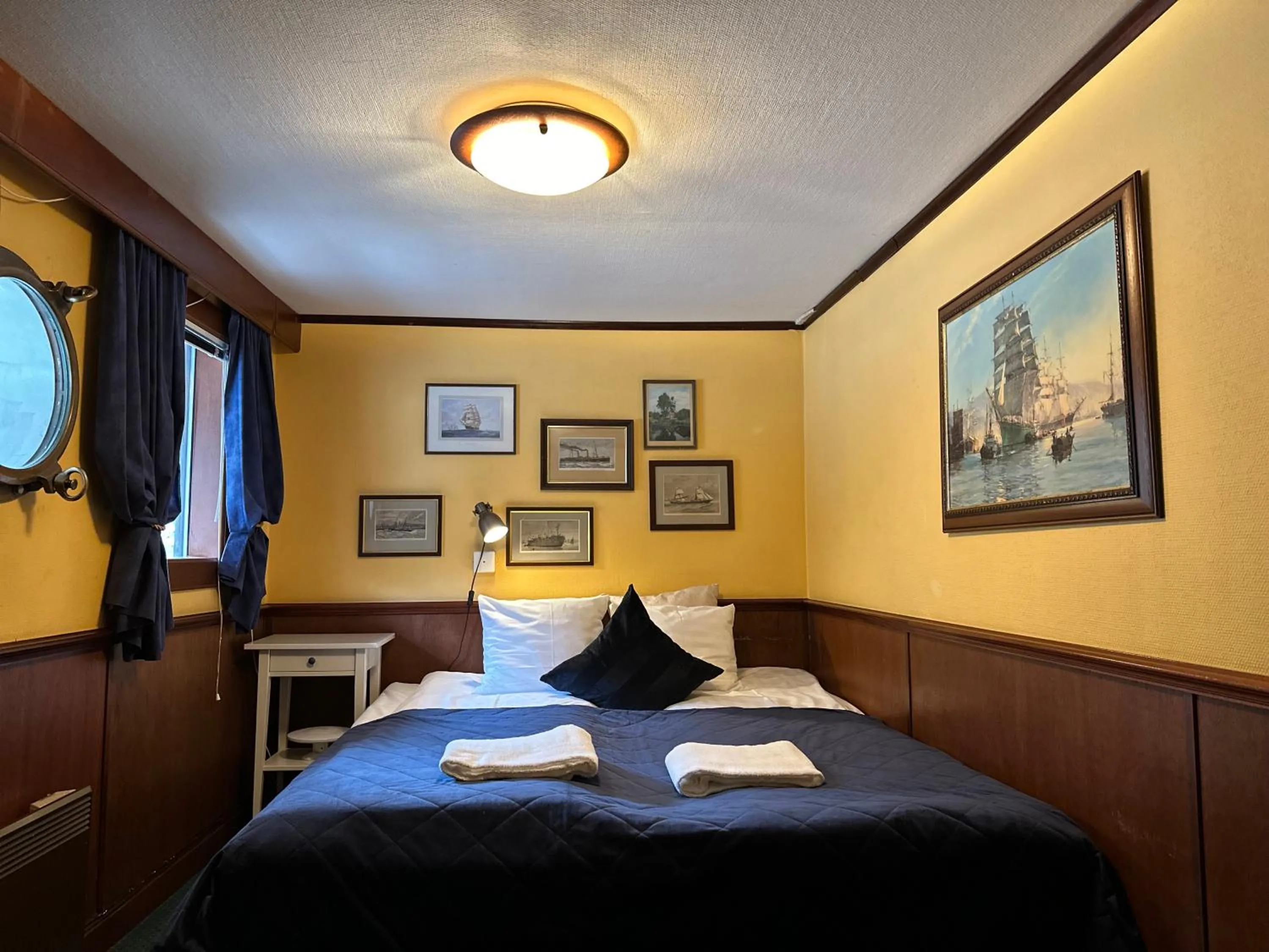 Cabin on Boat with Private Bathroom in Den Röda Båten