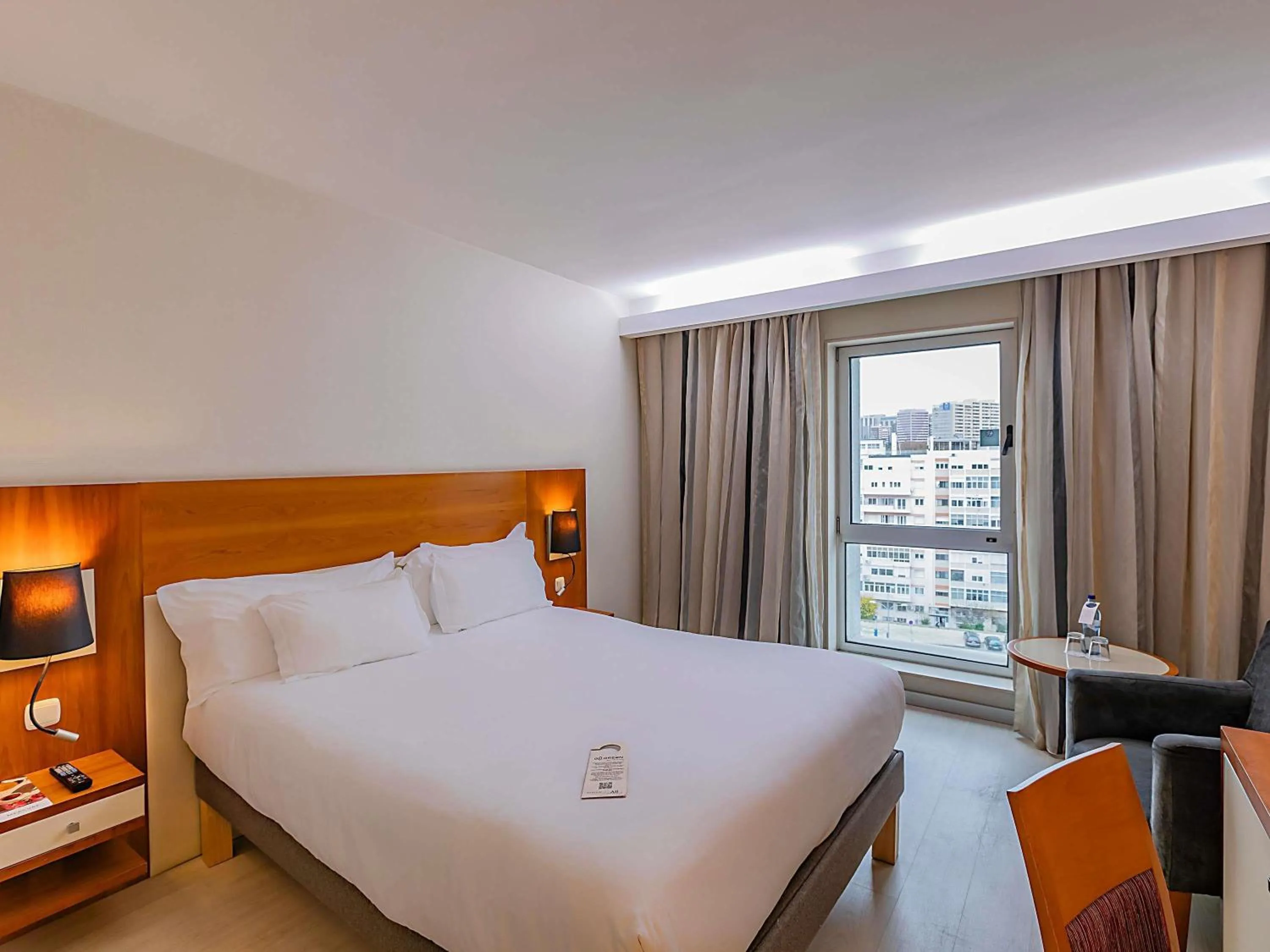 Standard Double Room in Hotel Mercure Lisboa
