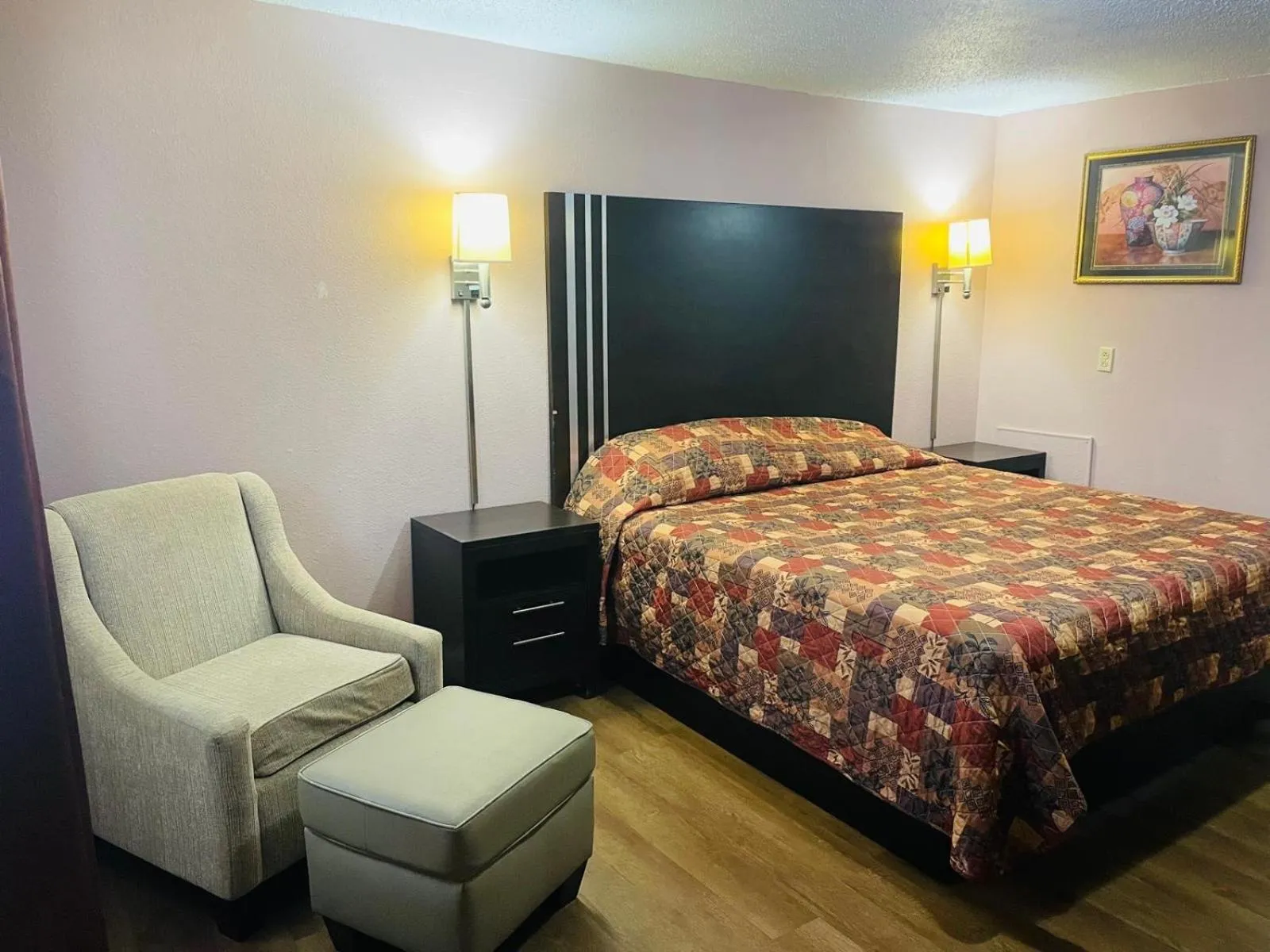 Standard King Room - Non-Smoking  in Finn's Motel