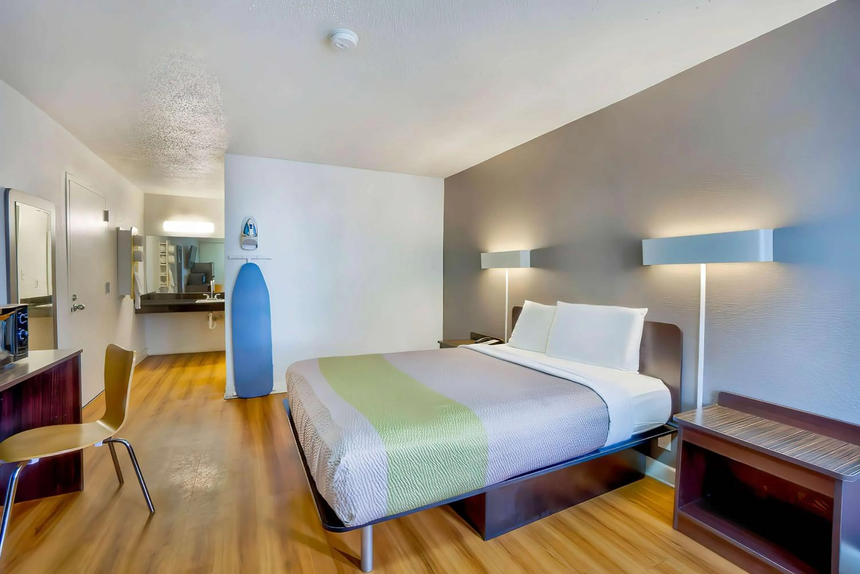 Deluxe Queen Room - Smoking in Motel 6-Gainesville, FL