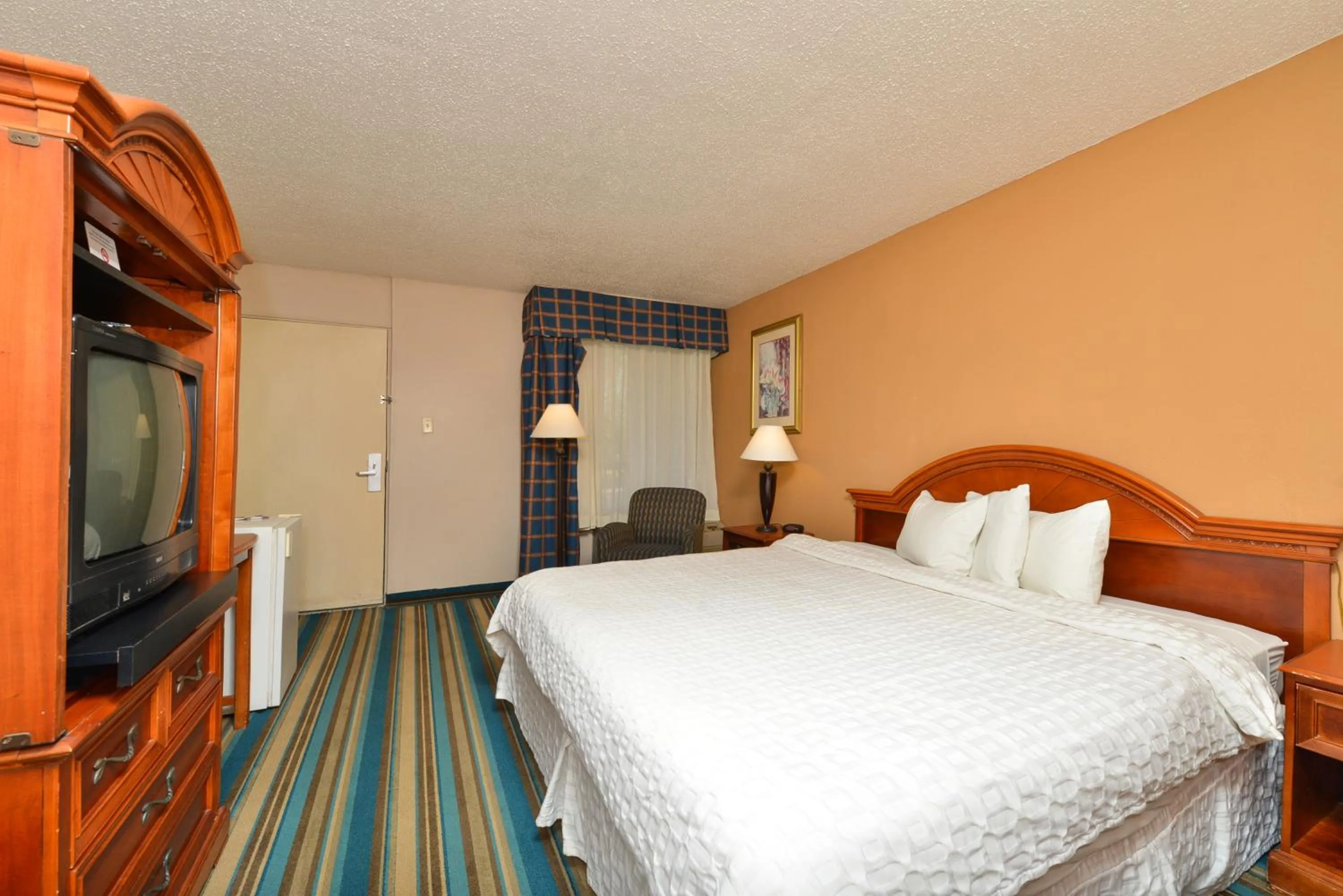 Queen Room - Disability Access - Non-Smoking in Motel 6-Gainesville, FL