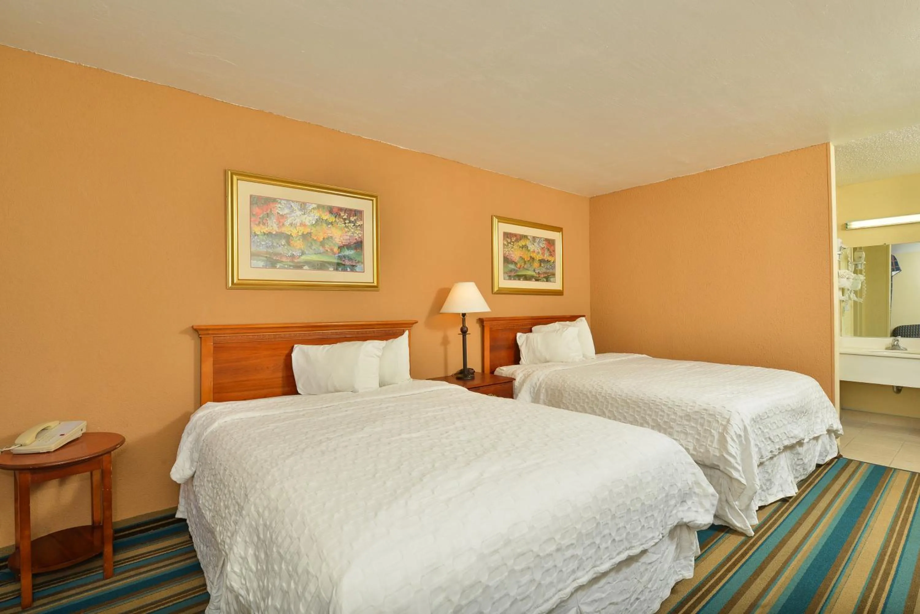 Deluxe Queen Room with Two Queen Beds - Non-Smoking in Motel 6-Gainesville, FL