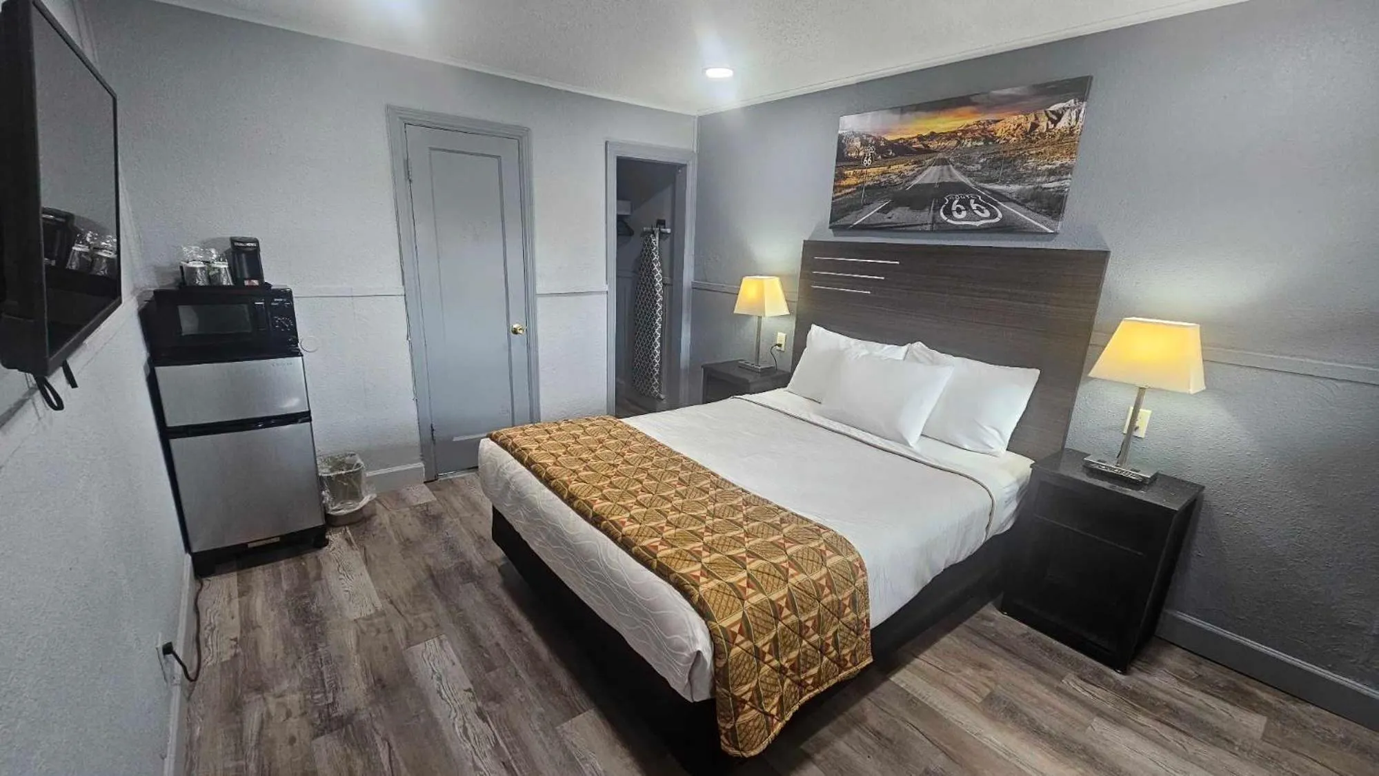 Queen Room in Travelers Inn