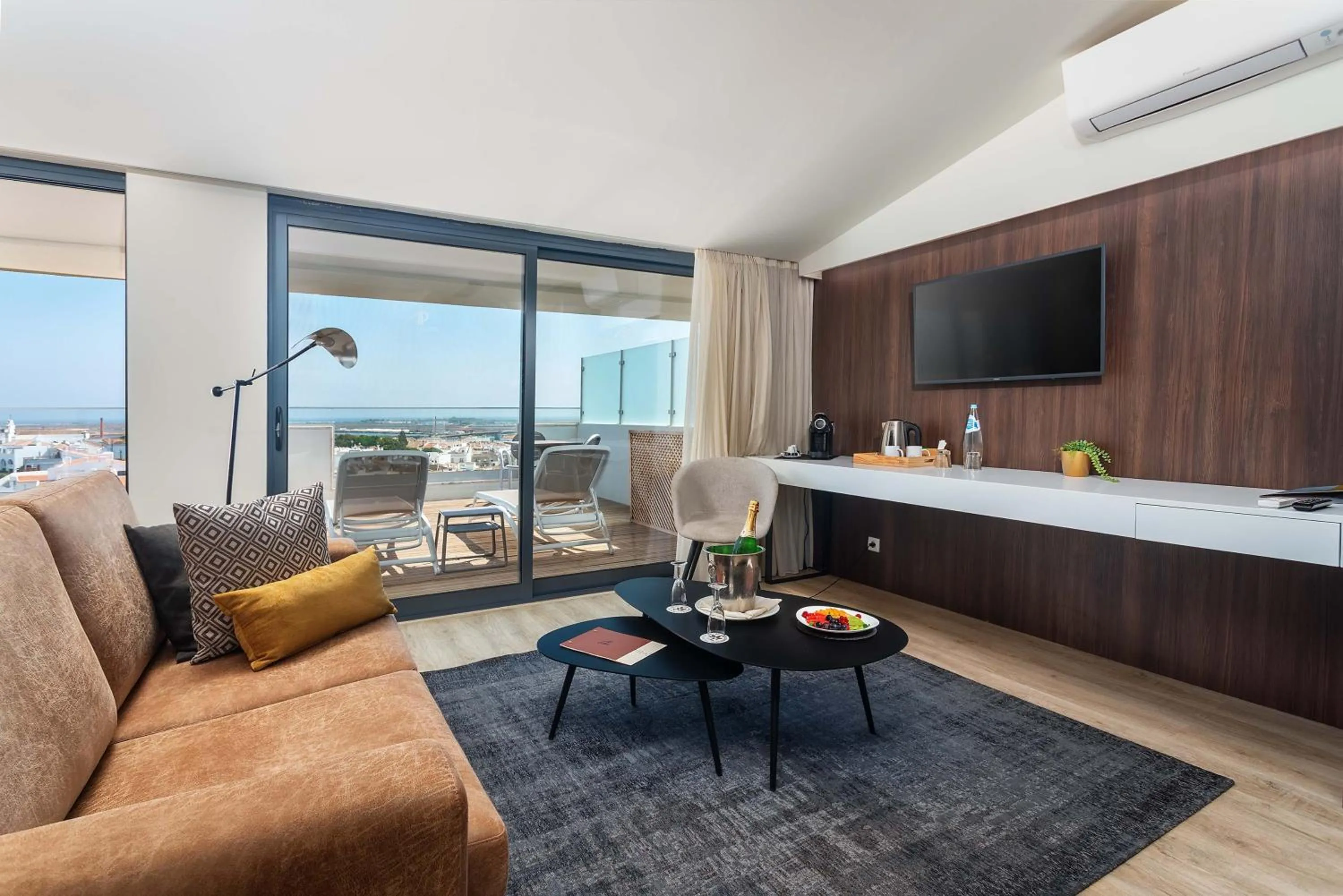 Master Suite with Jacuzzi in AP Maria Nova Lounge - Adults Friendly