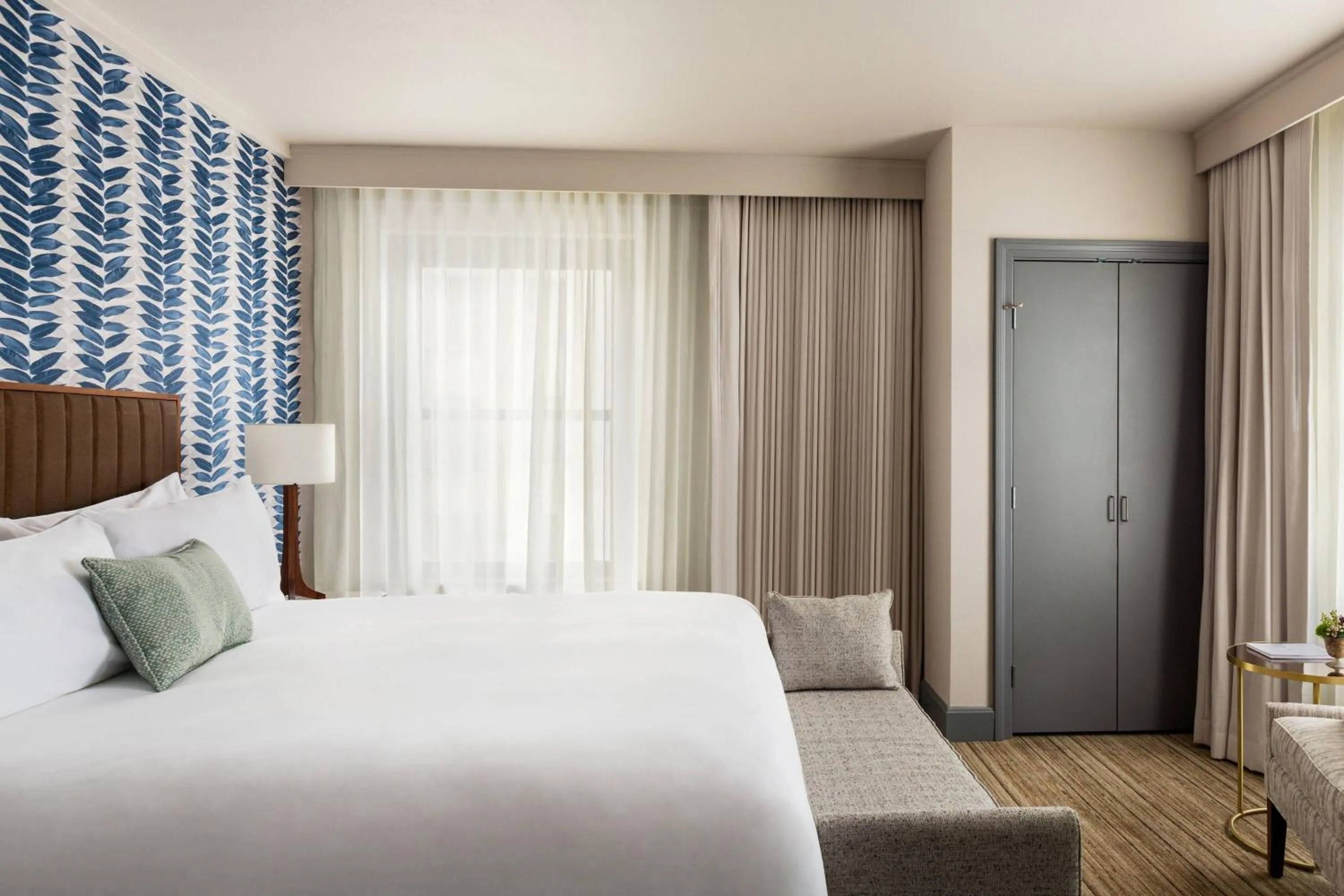 King Room with Roll-in Shower - Mobility Accessible in Hotel Northland, Autograph Collection