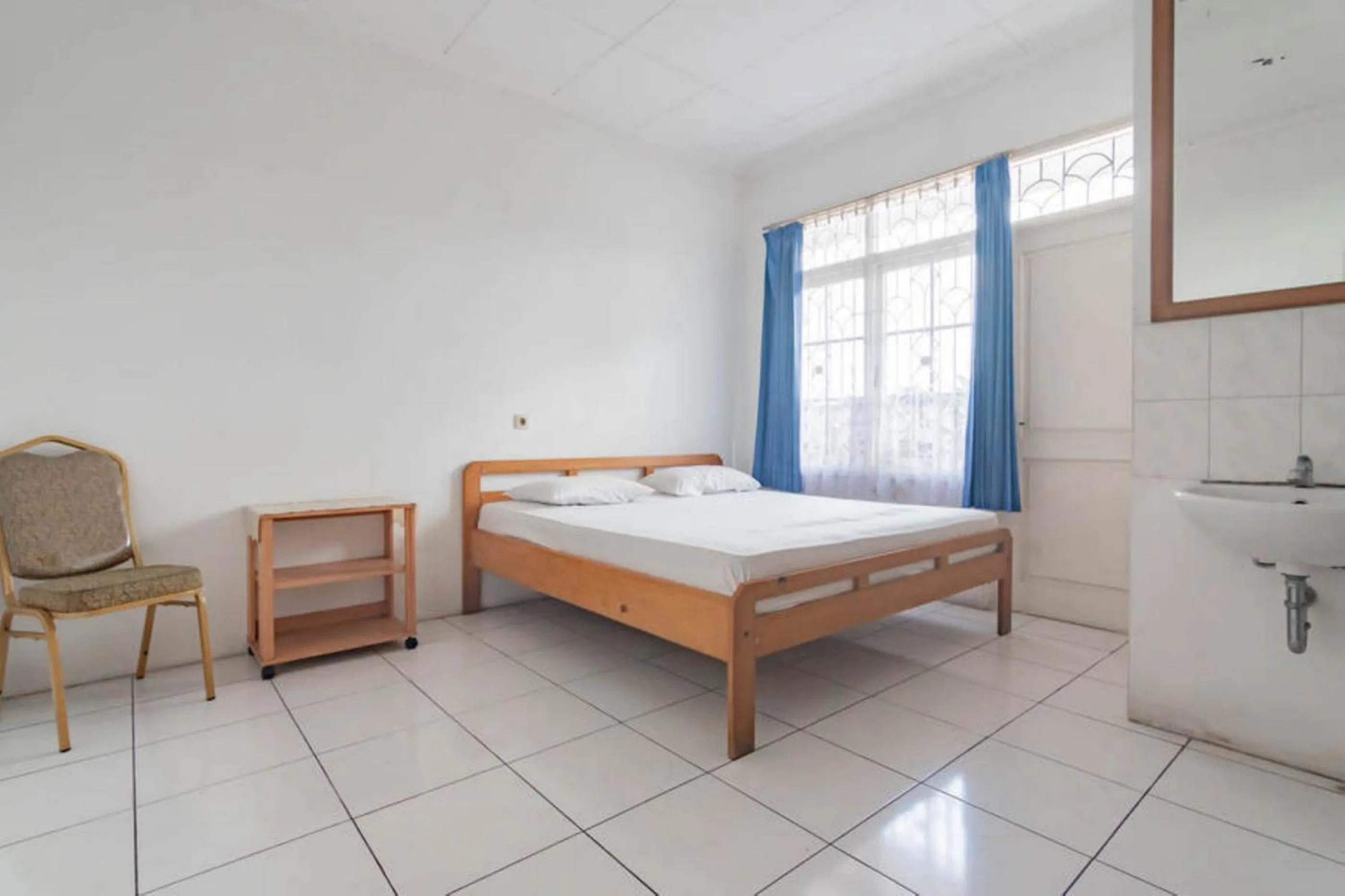 Standard Double Room in Pall Inn Puncak Mitra RedDoorz