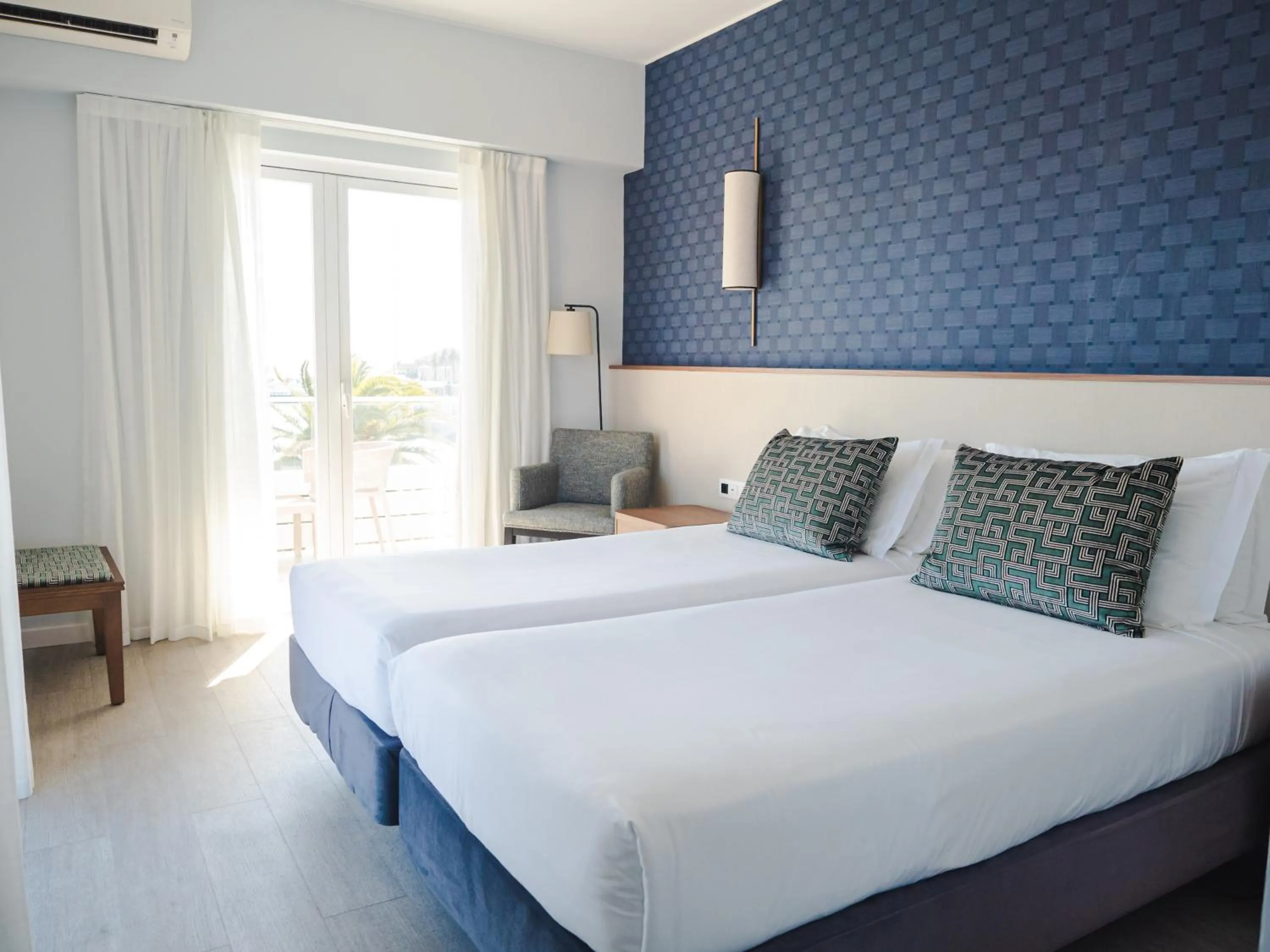Superior Twin Room with Sea View in Hotel Baia