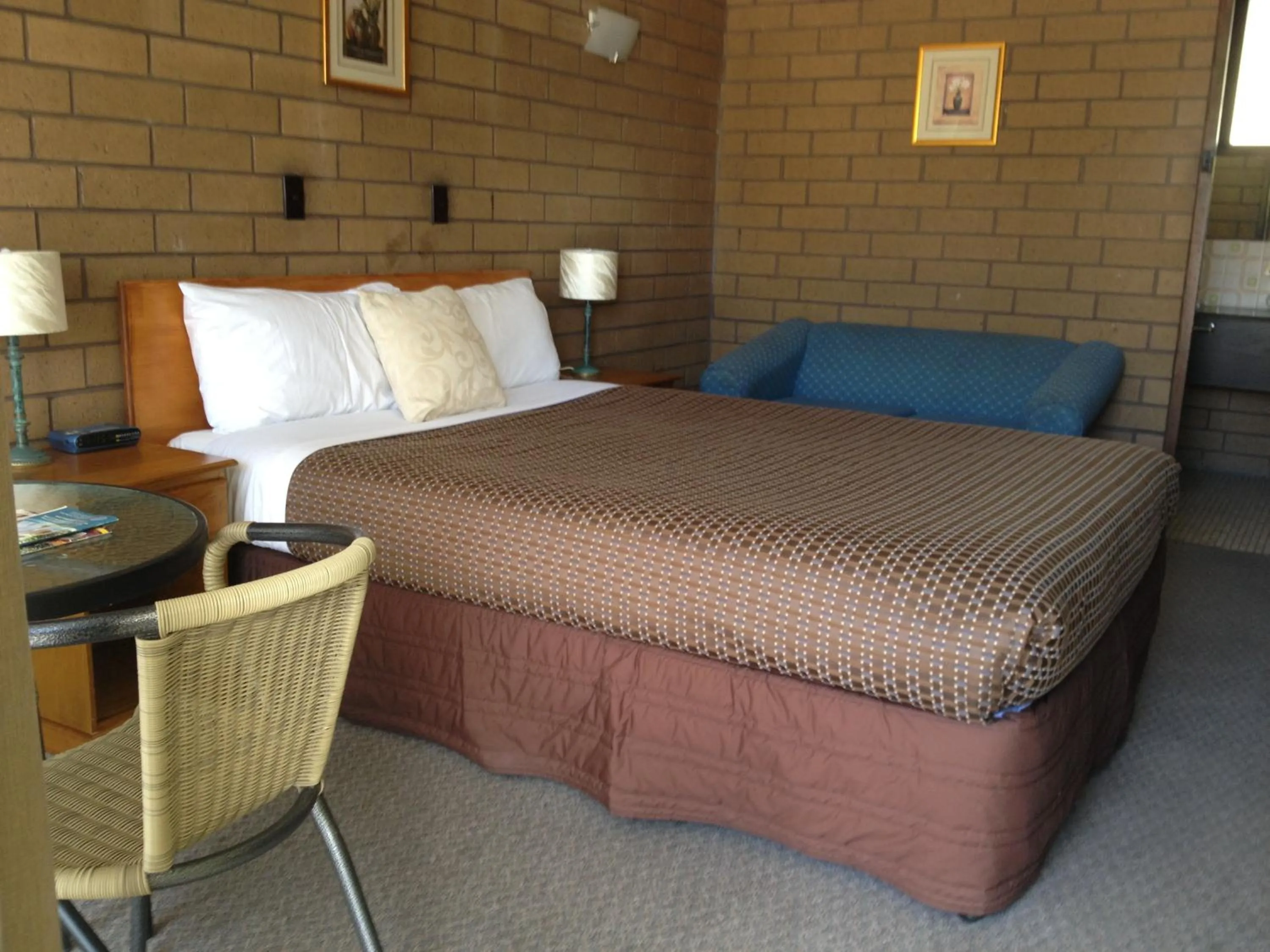 Standard Queen Room in Rippleside Park Motor Inn