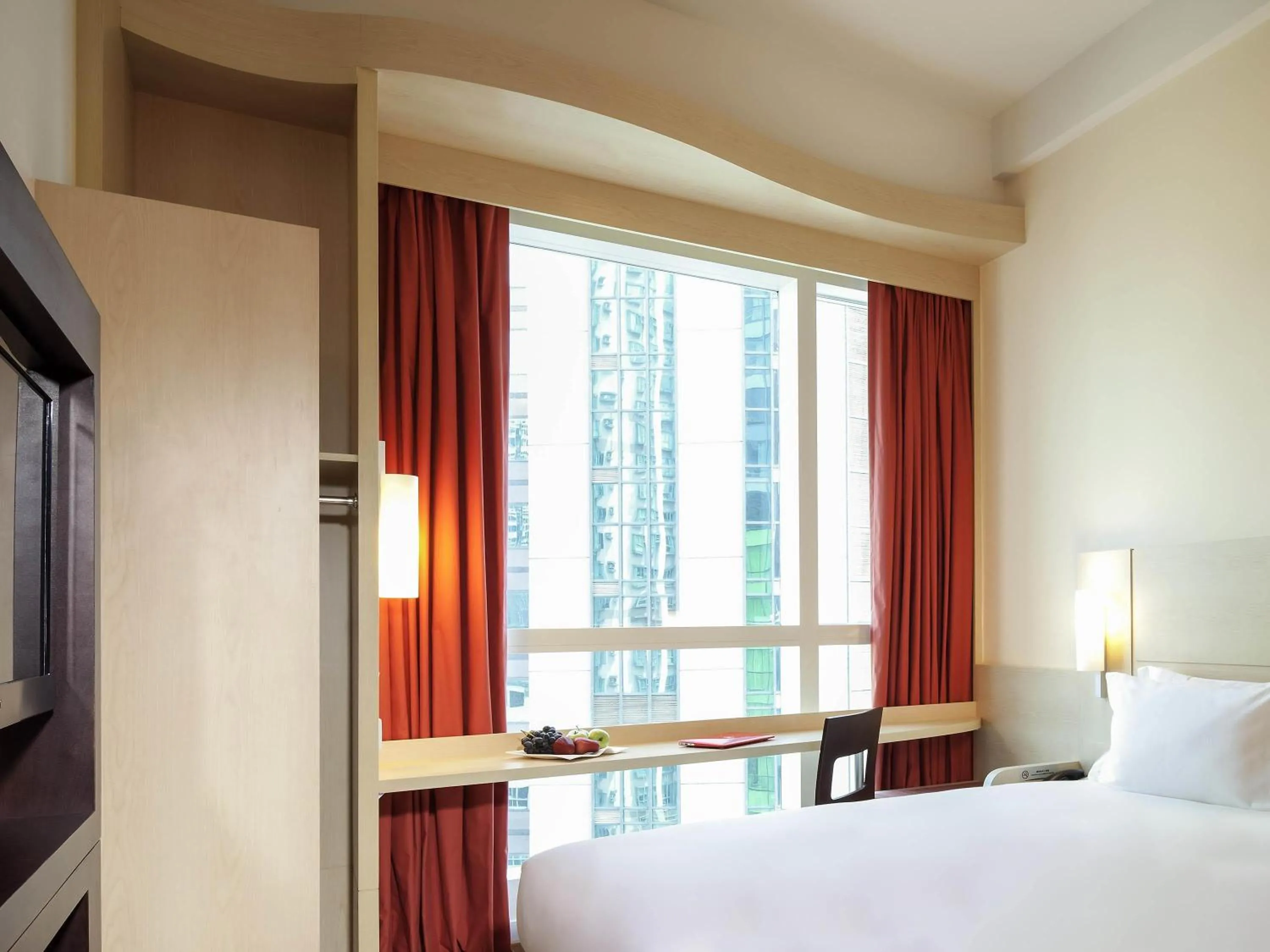 Standard Twin Room with Harbor View in Ibis Hong Kong Central & Sheung Wan