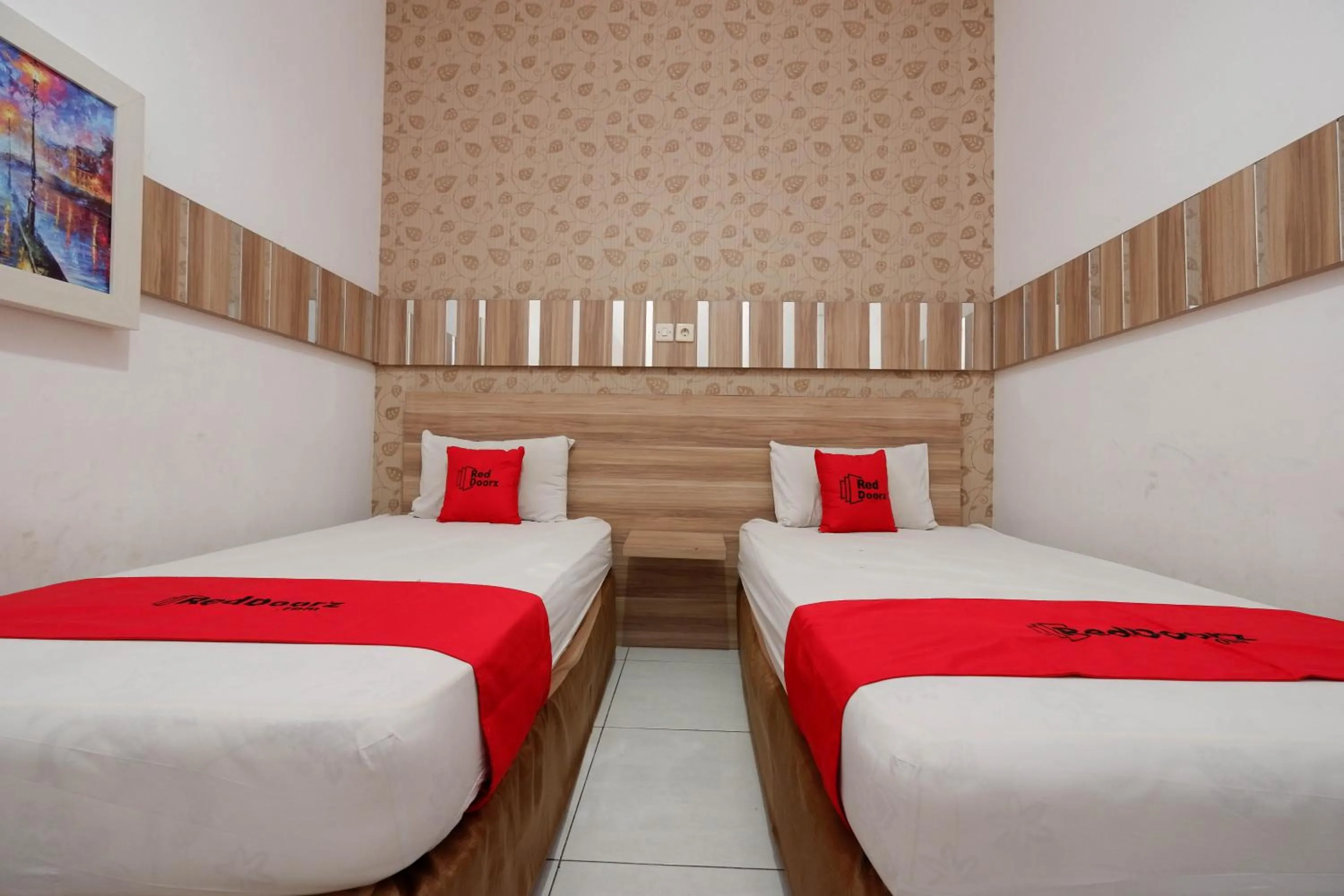Standard Twin Room in RedDoorz near Plaza Simpang Lima