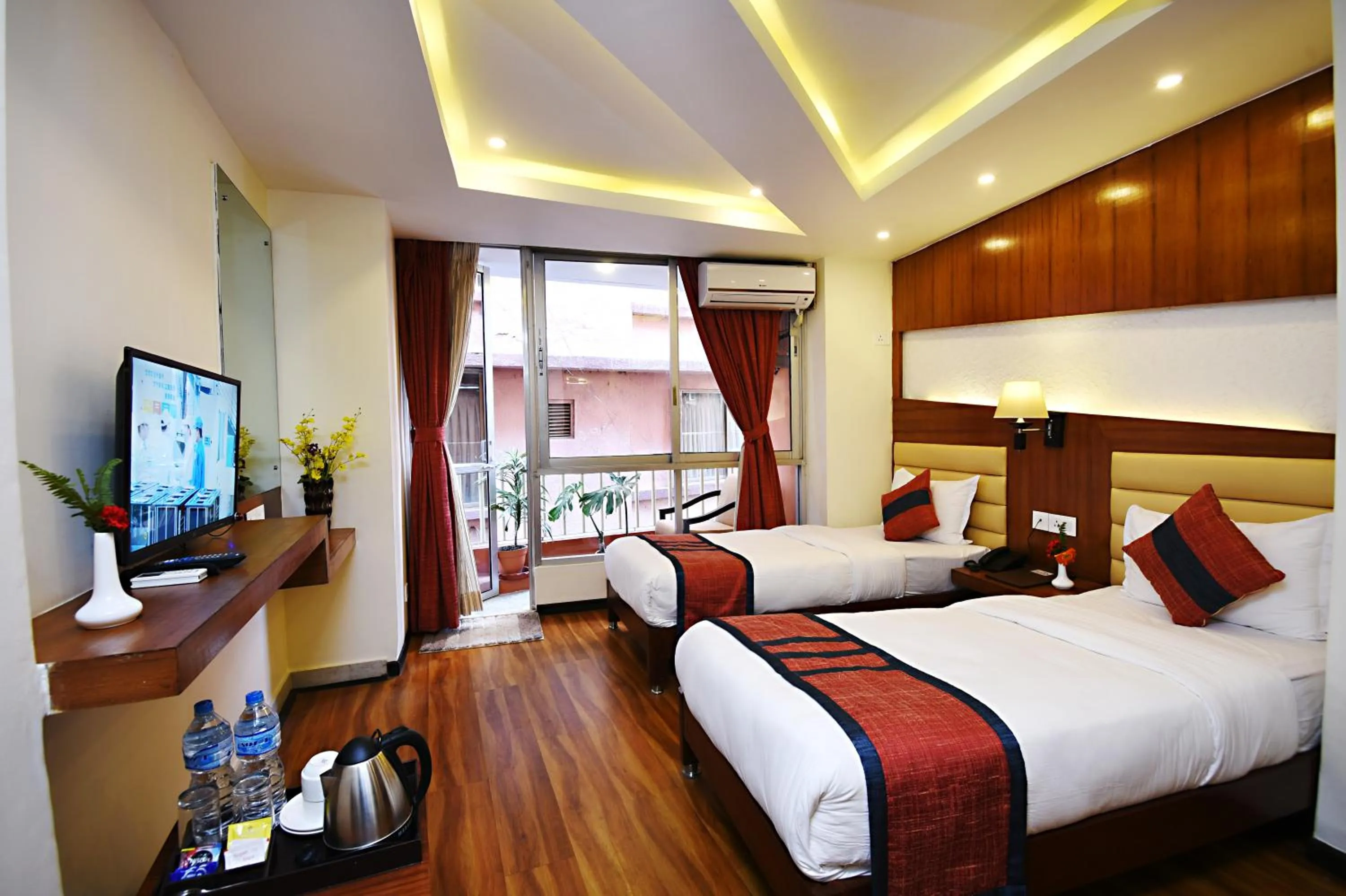 Twin Room with Balcony  - Complimentary Airport Pick up or Drop in Hotel Jampa