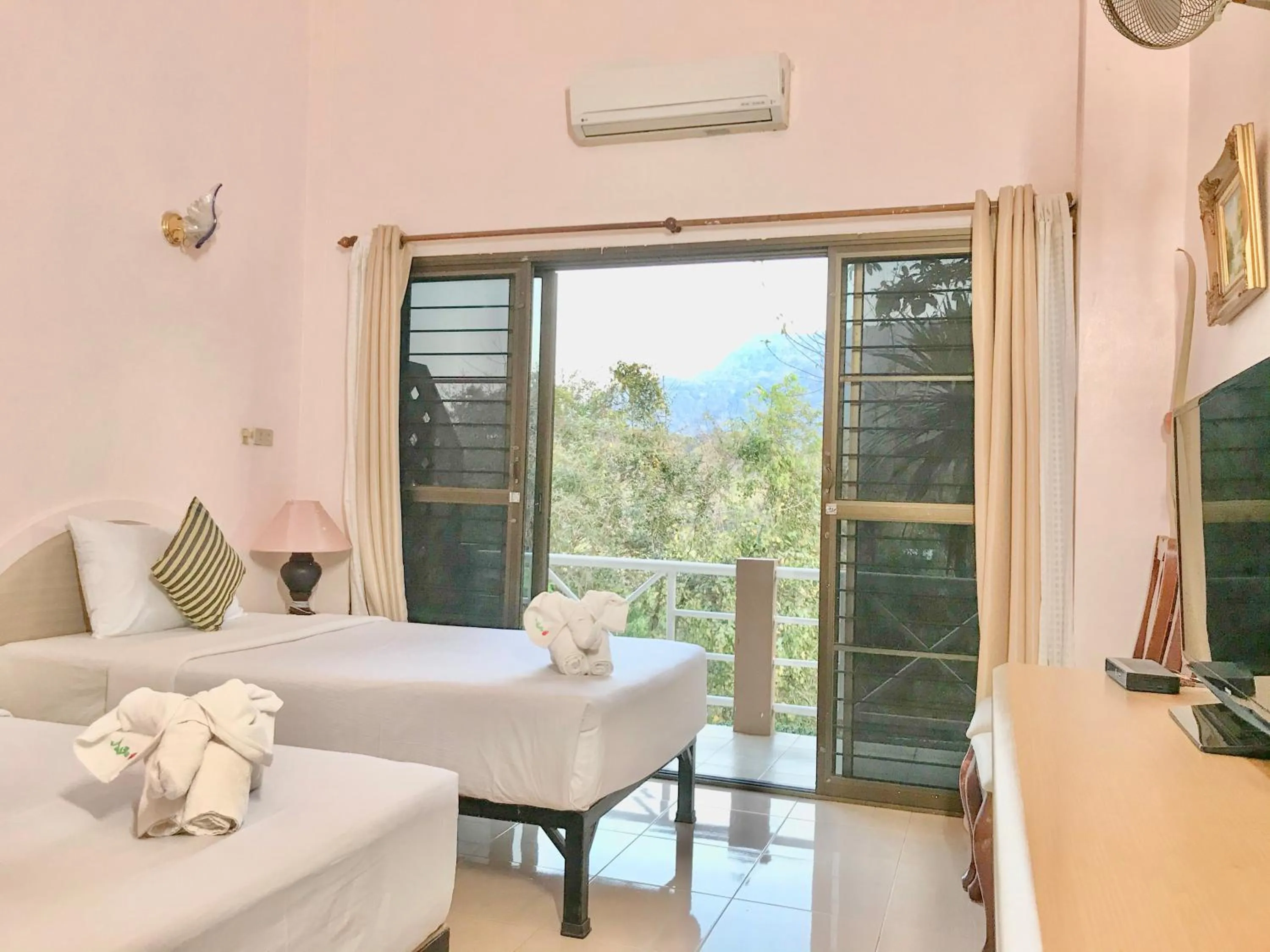 Standard Twin Room with Mountain View in Phurua Bussaba Resort & Spa